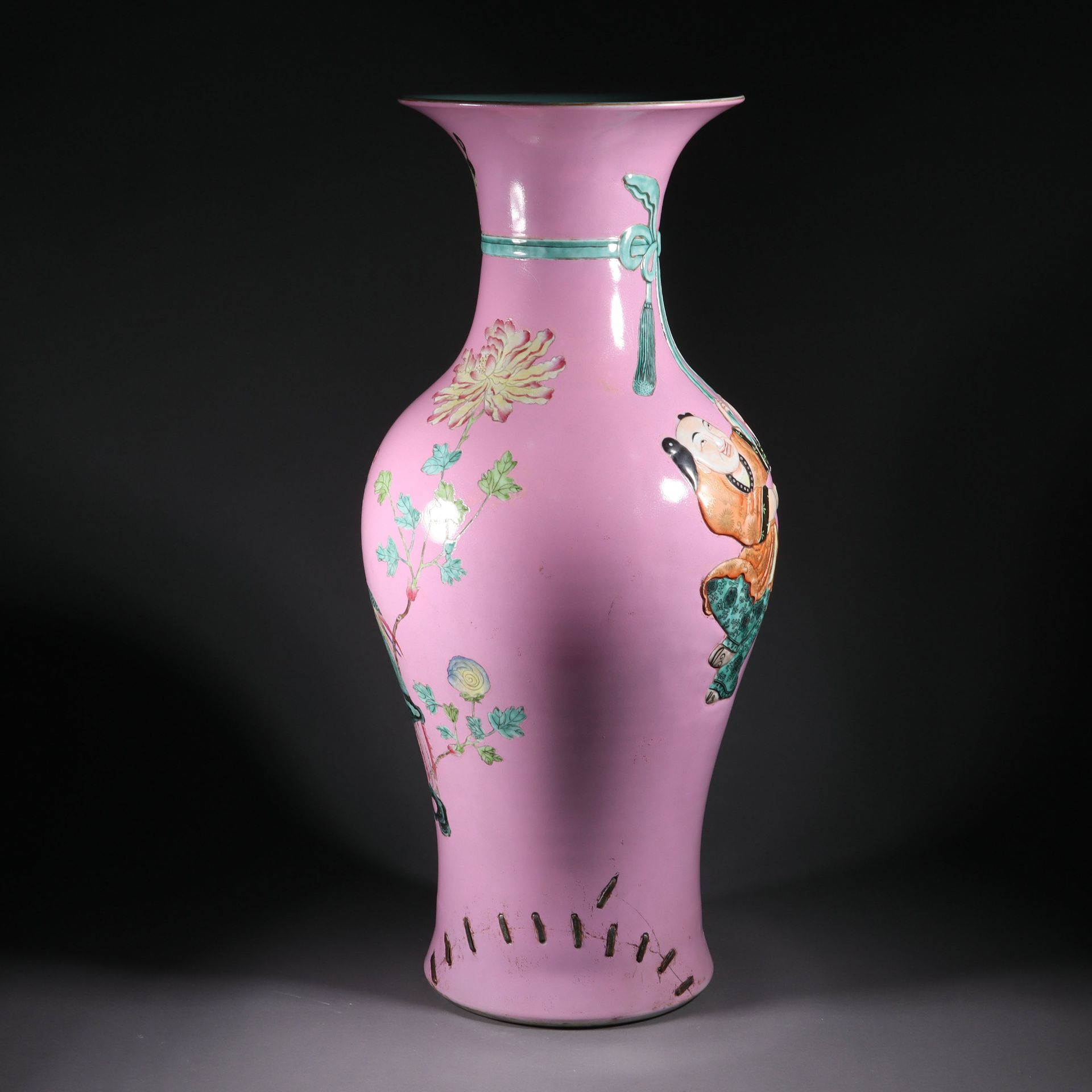Pastel and two fairy ribbon bottles from the Qing dynasty 
 - Image 4 of 10