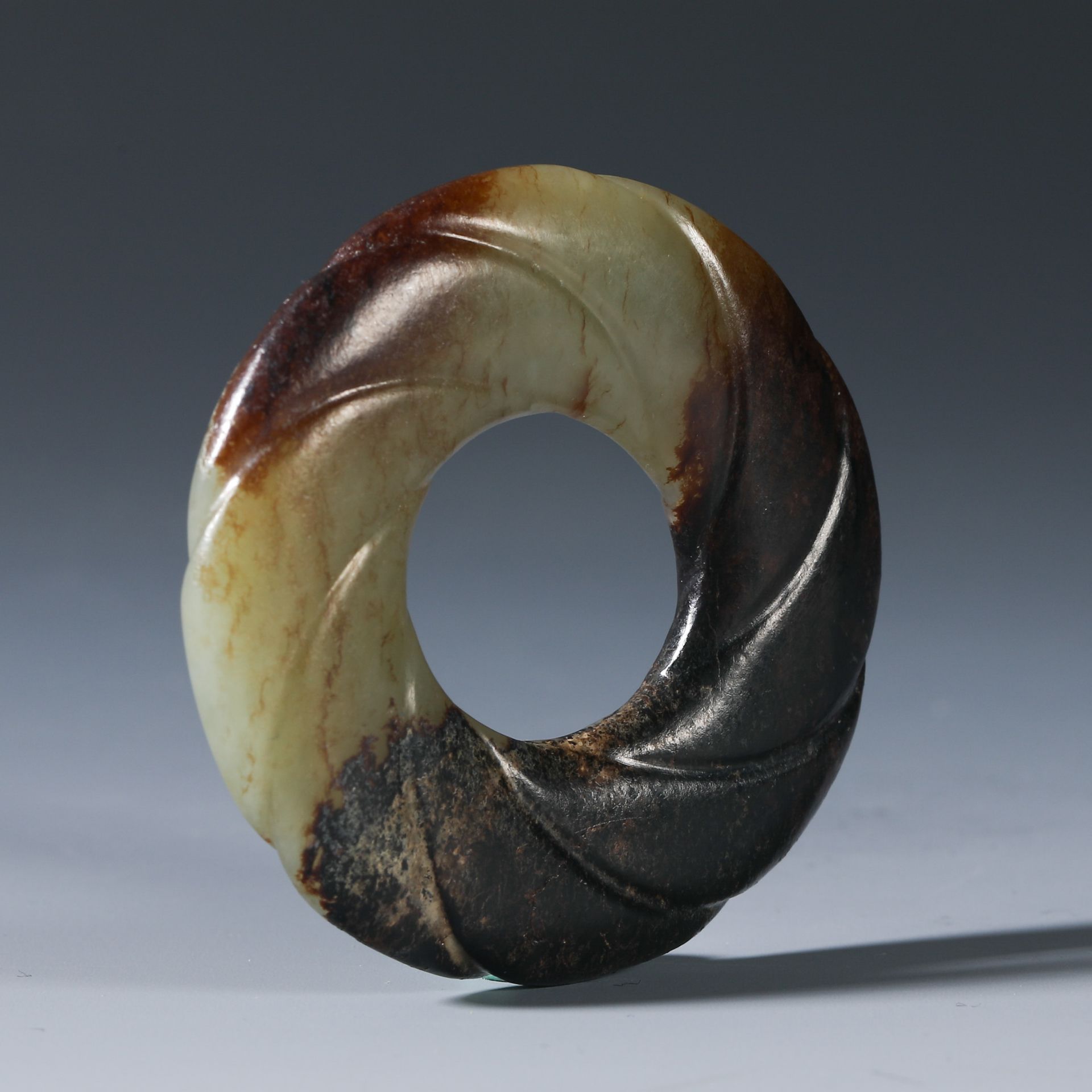 Hotian jade twisted wire ring  from  the Han dynasty - Image 2 of 4