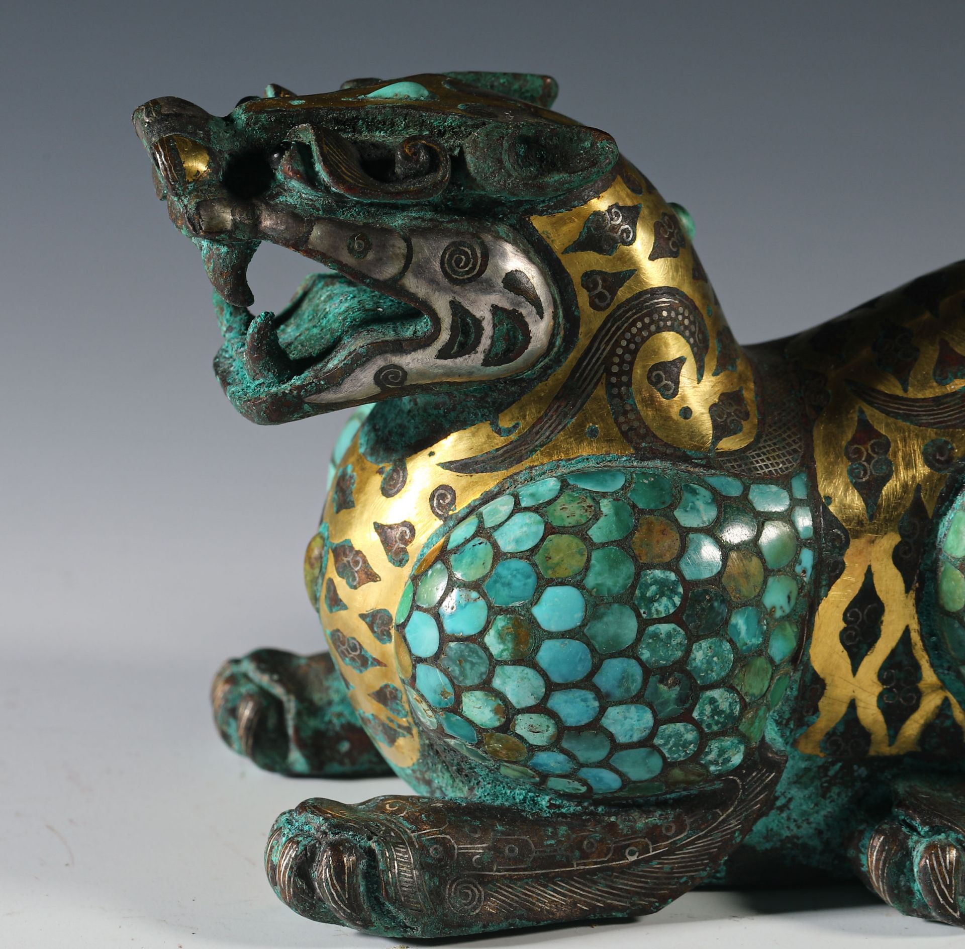 Gold and silver inlaid pine stone auspicious beast from the Han  dynasty - Bild 8 aus 9