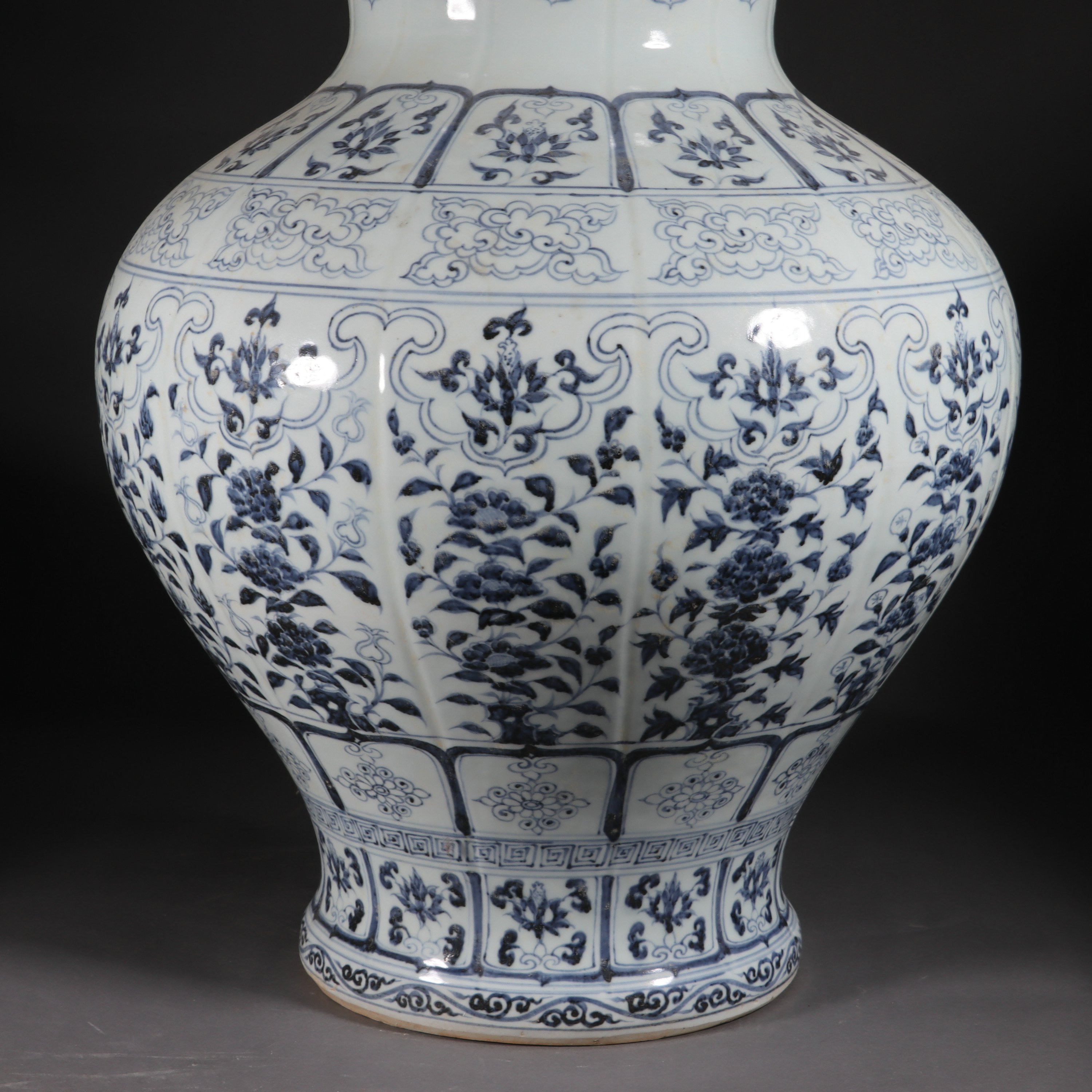 Blue and white flower pattern Cover pot - Image 3 of 13