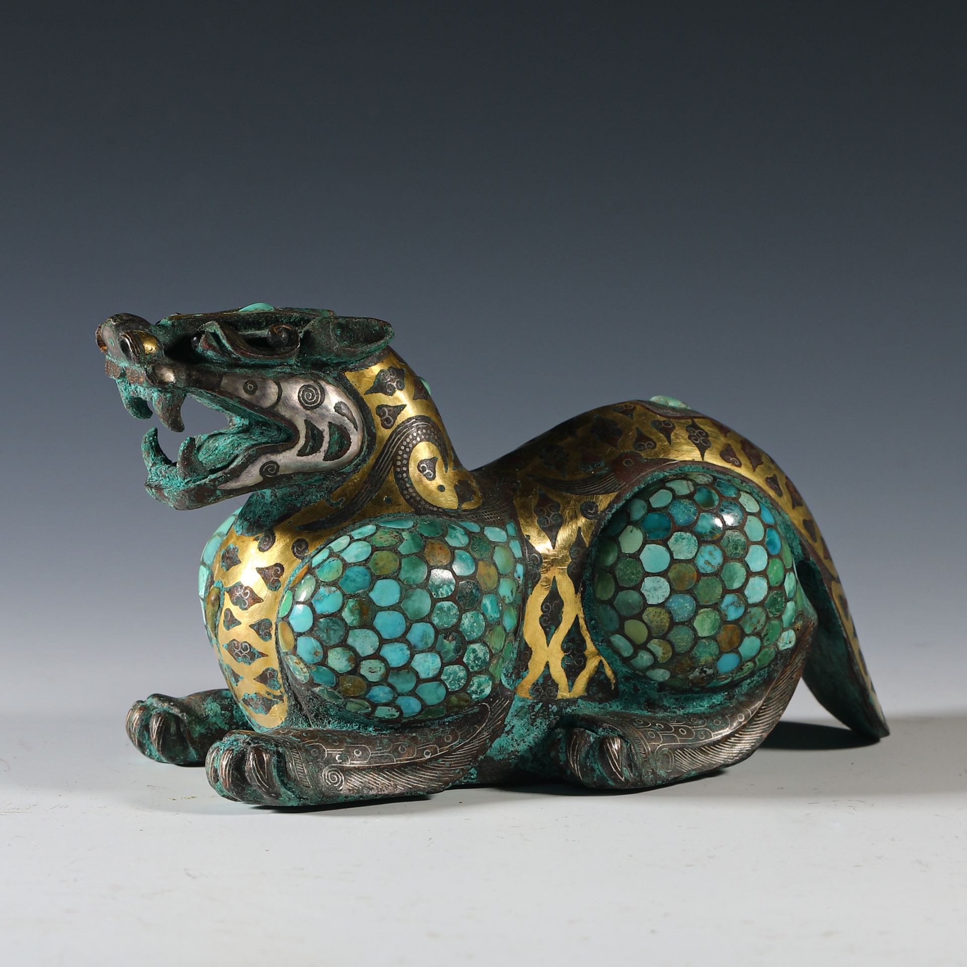 Gold and silver inlaid pine stone auspicious beast from the Han  dynasty - Bild 6 aus 9