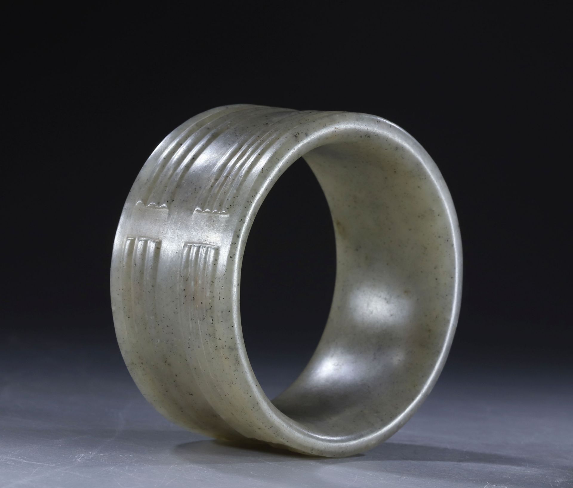 Corrugated three-dimensional jade ring from western zhou Period - Bild 2 aus 5