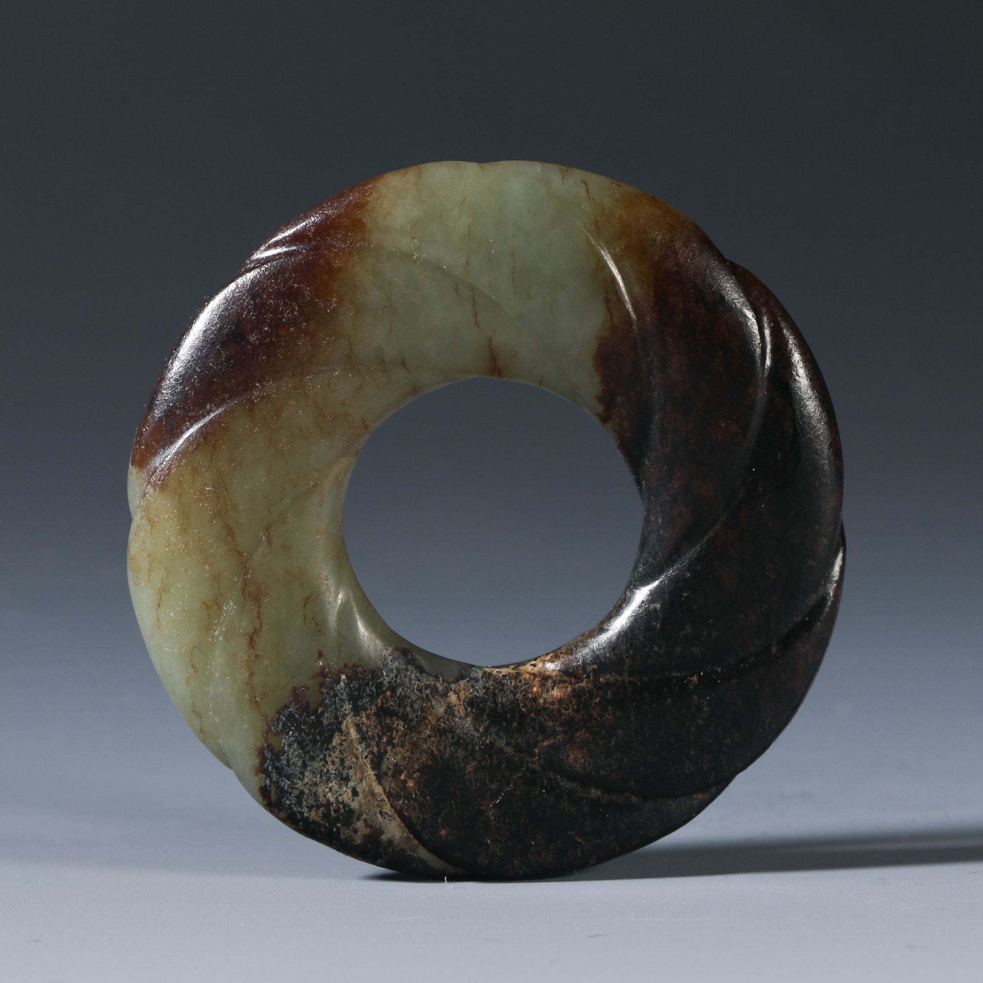 Hotian jade twisted wire ring  from  the Han dynasty