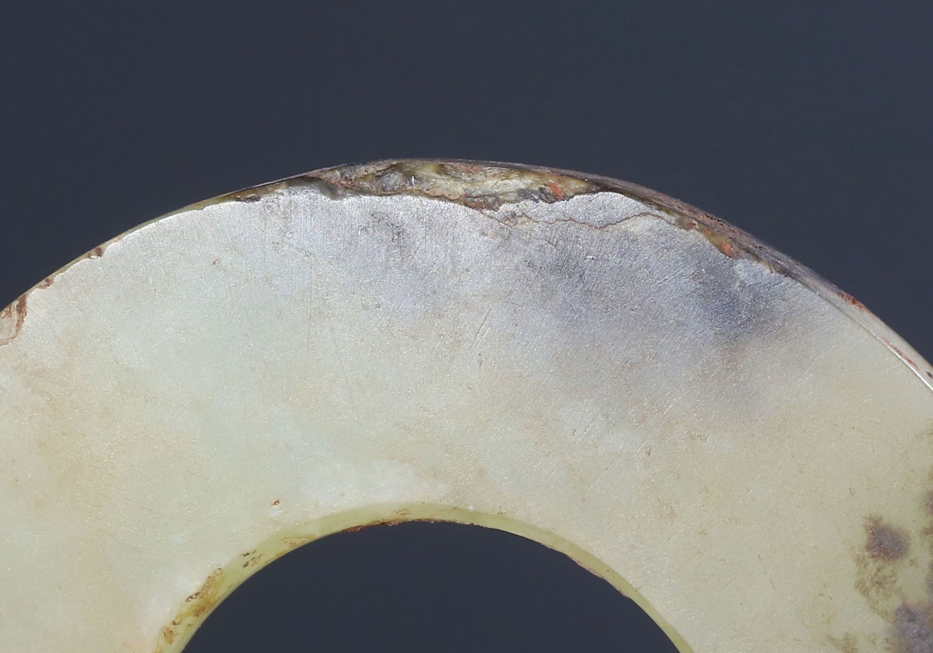 Jade loop from Shang dynasty - Bild 4 aus 5