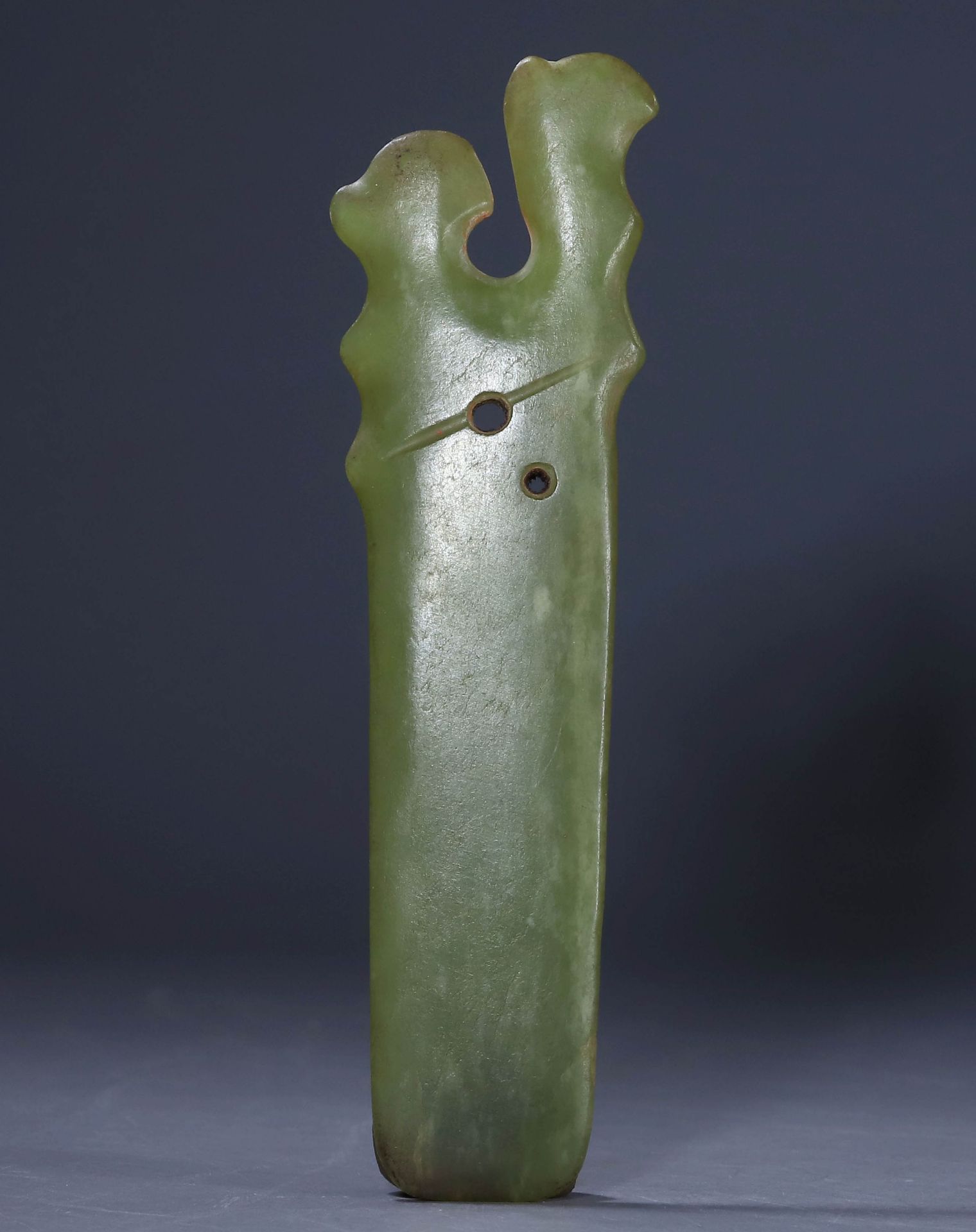 Dragon handle shaped device from the Shang dynasty 