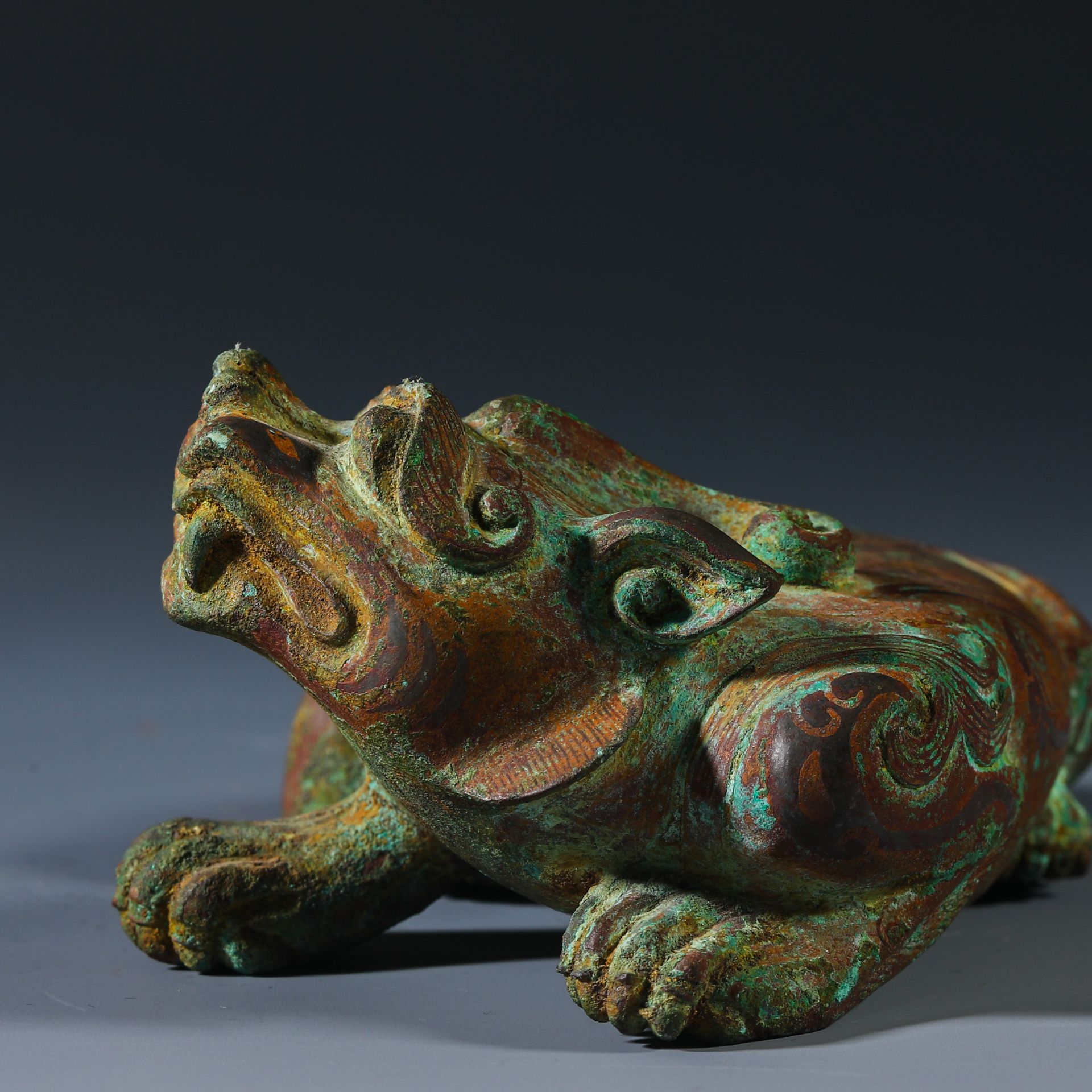 A pair of copper animal paper towns from the Han dynasty  - Bild 3 aus 10