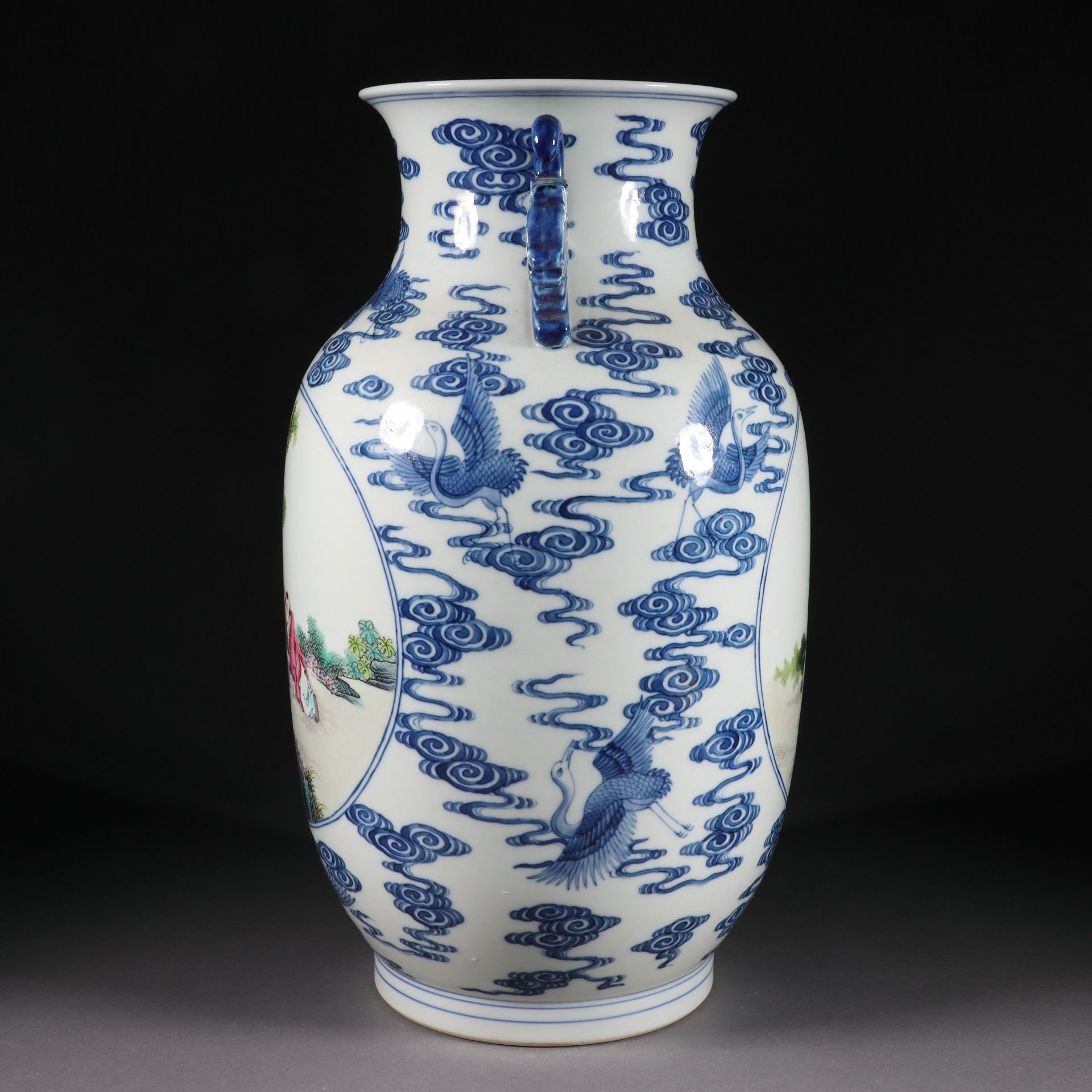 Blue and white pastel figure amphora from the Qing dynasty - Image 4 of 9