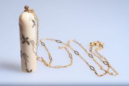 Beinanhänger an Kette