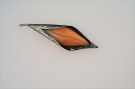 Design-Brosche mit Bernstein