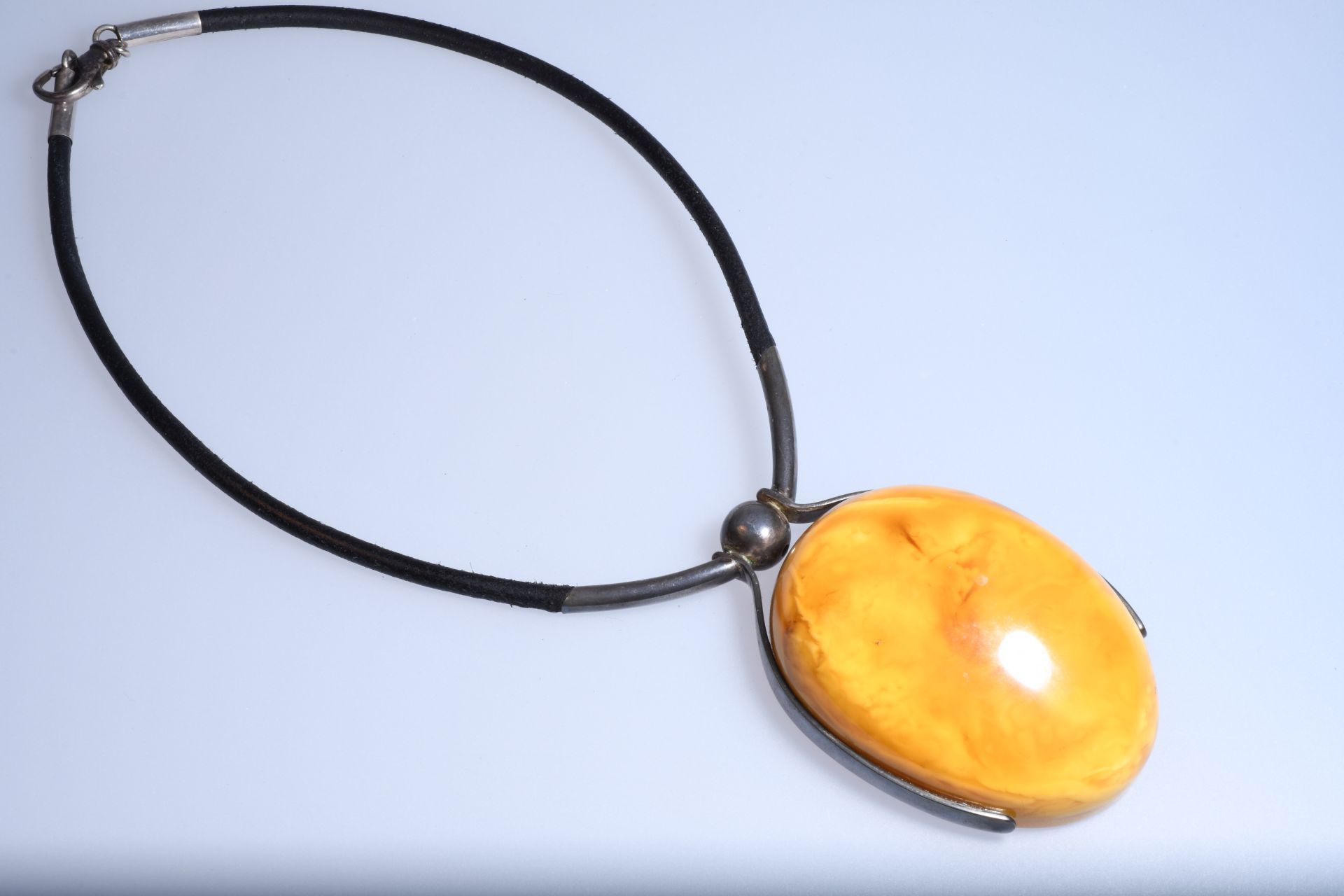 Collier mit großem Butterscotch-Bernsteincabochon