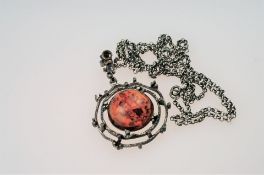 Bernstein-Anhänger an Kette