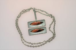 Design-Anhänger an Kette