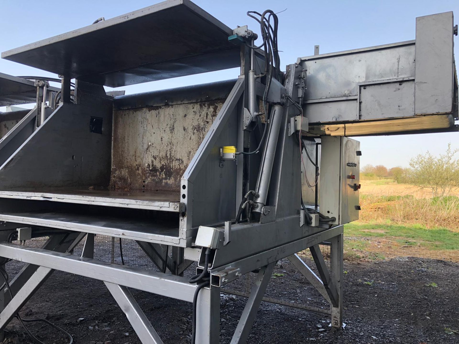 Double Box Tipper with take-away Conveyor - Image 3 of 3