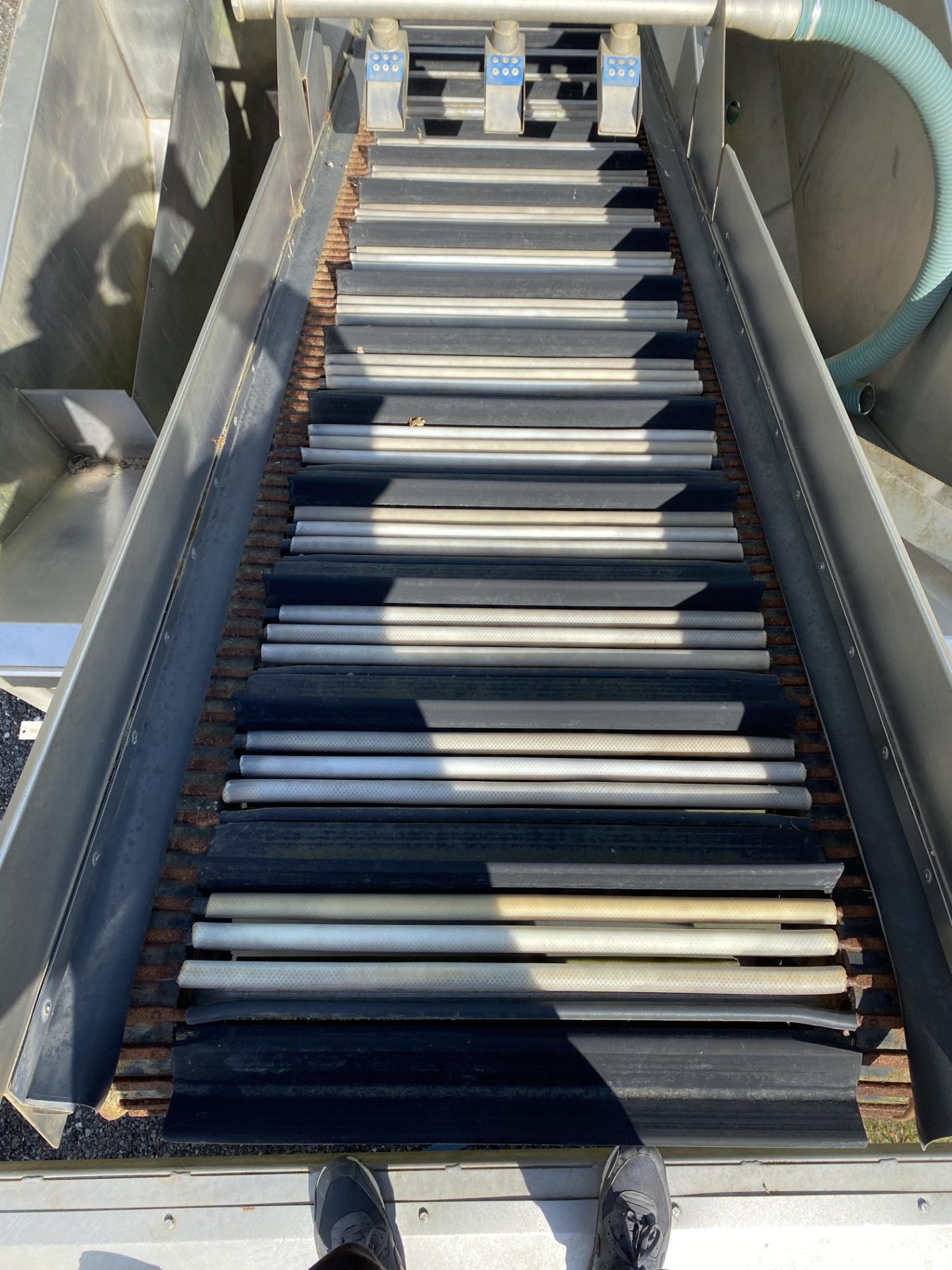 Stainless steel pre-soak tank with conveyor - Image 2 of 3