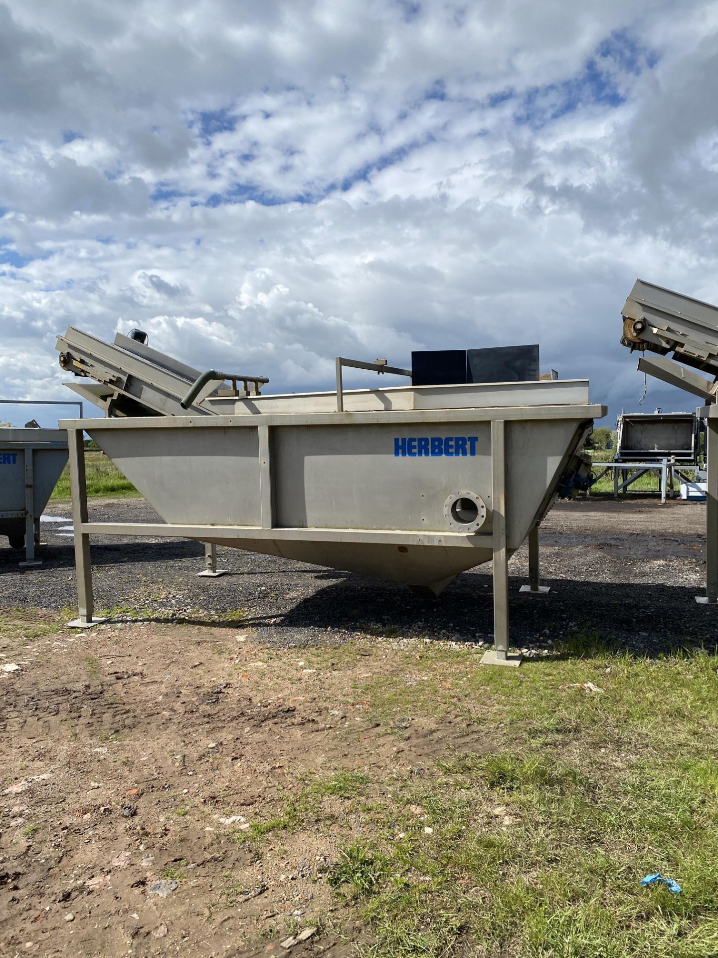 Stainless steel pre-soak tank with conveyor