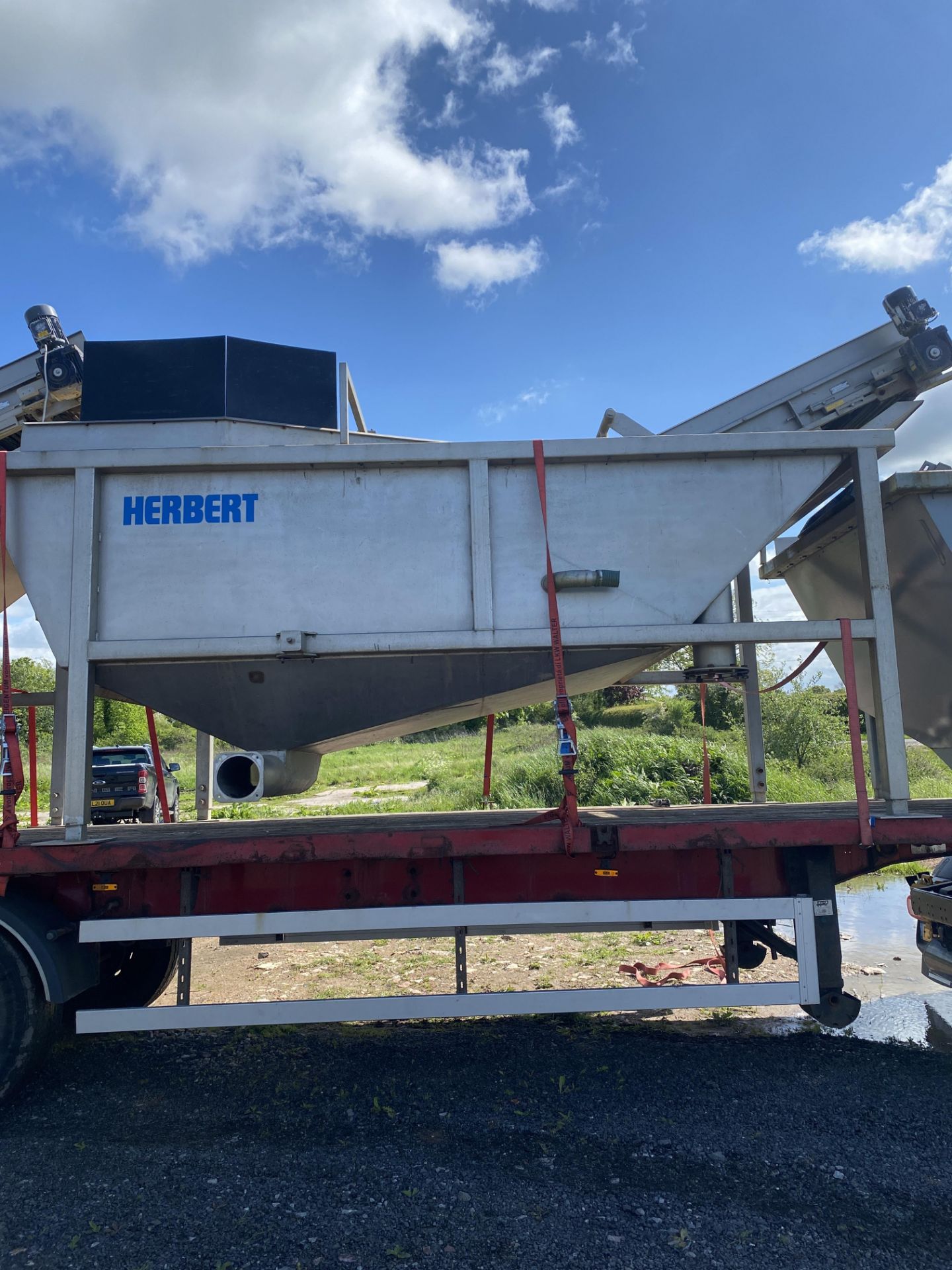 Pre-soak tank with conveyor