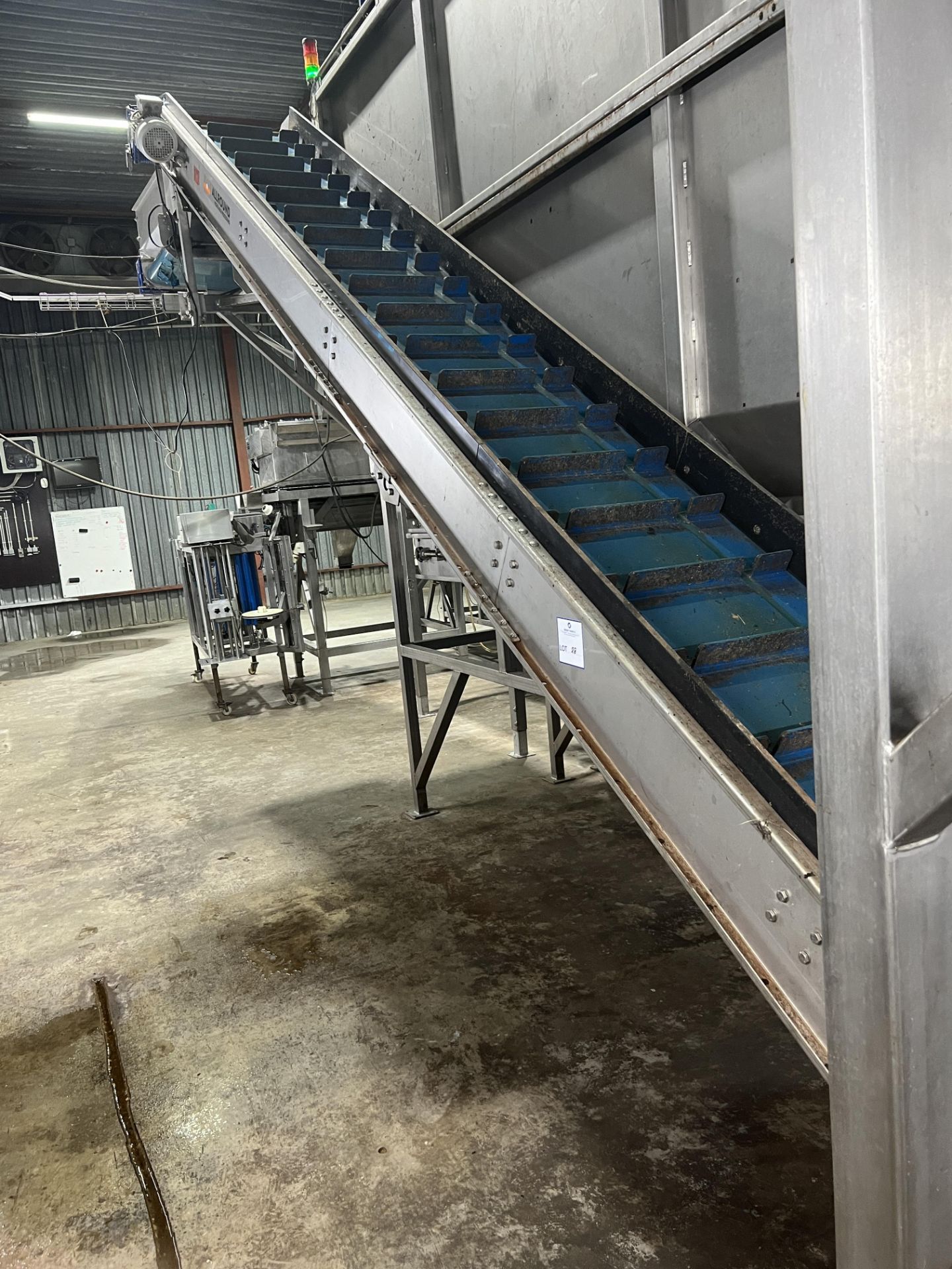 Elevator conveyor