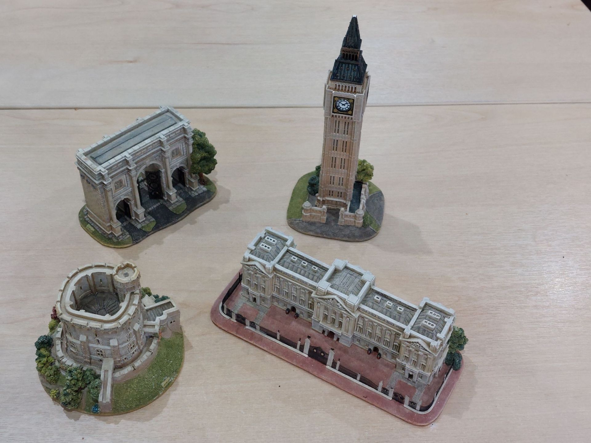 Lilliput Lane Heritage Collection - London landmarks - 4 pcs, plus a set of spoons. NO VAT.