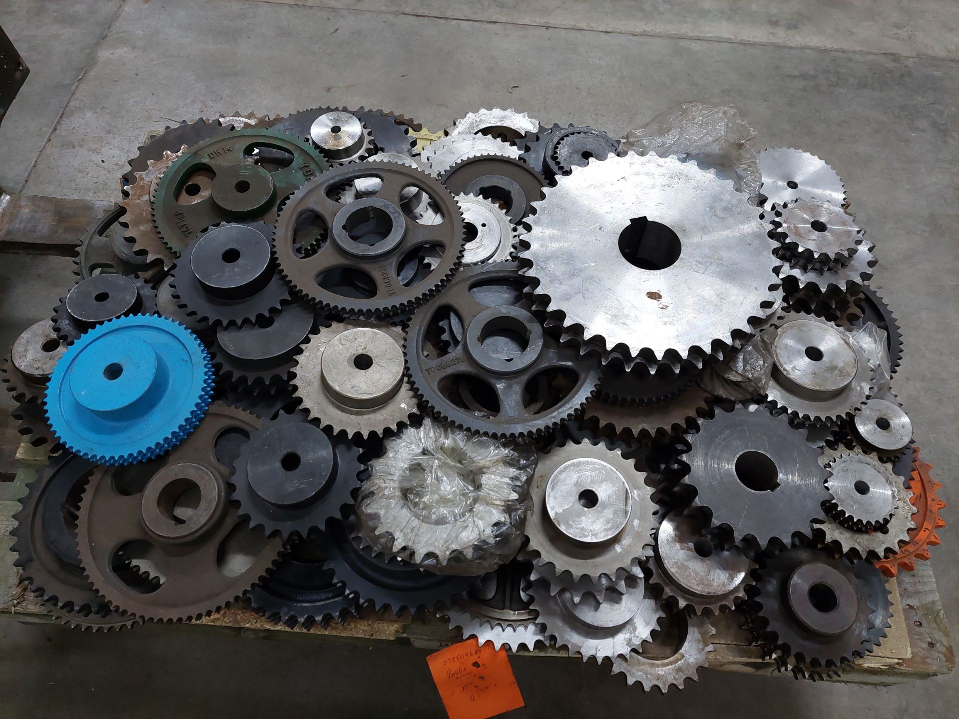 Pallet of large sprockets, various sizes, unused. NO VAT. - Image 2 of 3