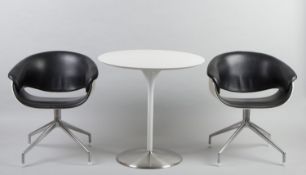Ein Paar Stühle Sina PSI-45 und Tisch