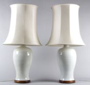 Ein Paar Tischlampen Weiße