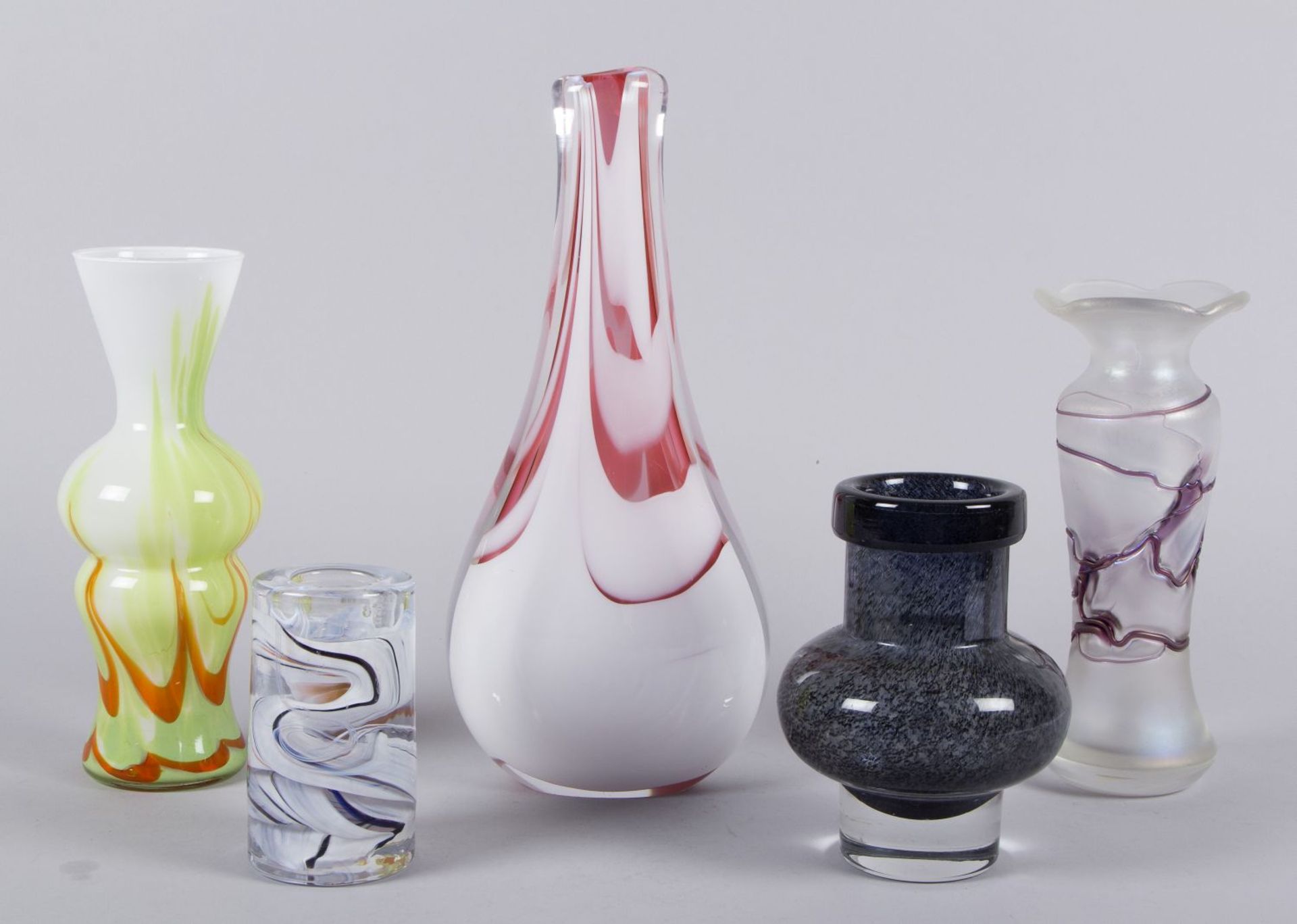 Fünf Vasen Farbloses Glas, tlw.