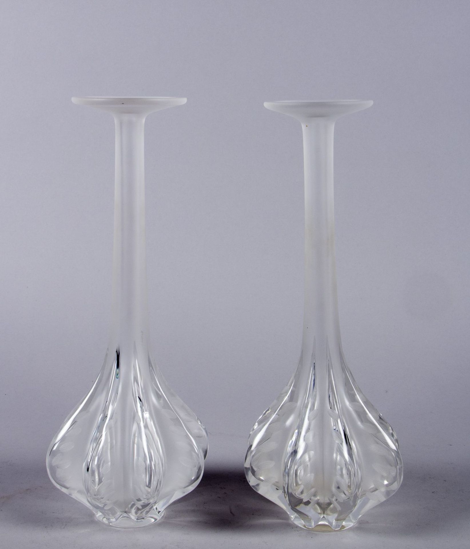 Ein Paar Vasen Farbloses Glas,
