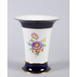 Vase Polychrome florale Bemalung.