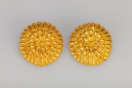 Ein Paar Ohrclips in Blütenform