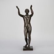 Statue eines Jünglings mit erhobenen Armen