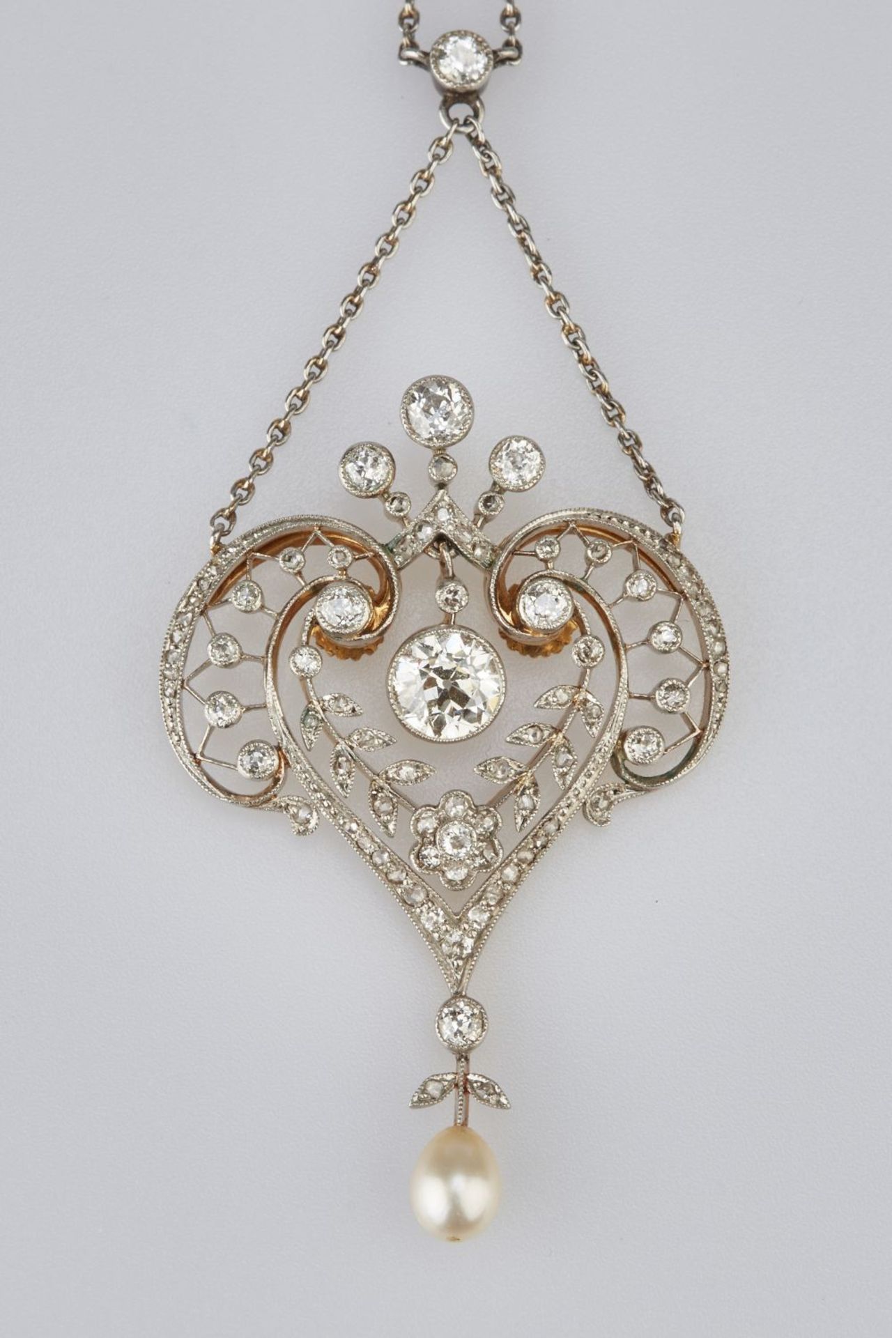 Jugendstil-Anhänger an Collier