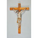 Christus am Kreuz Holz, geschnitzt.