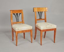 Zwei Biedermeier-Stühle Kirschbaum.