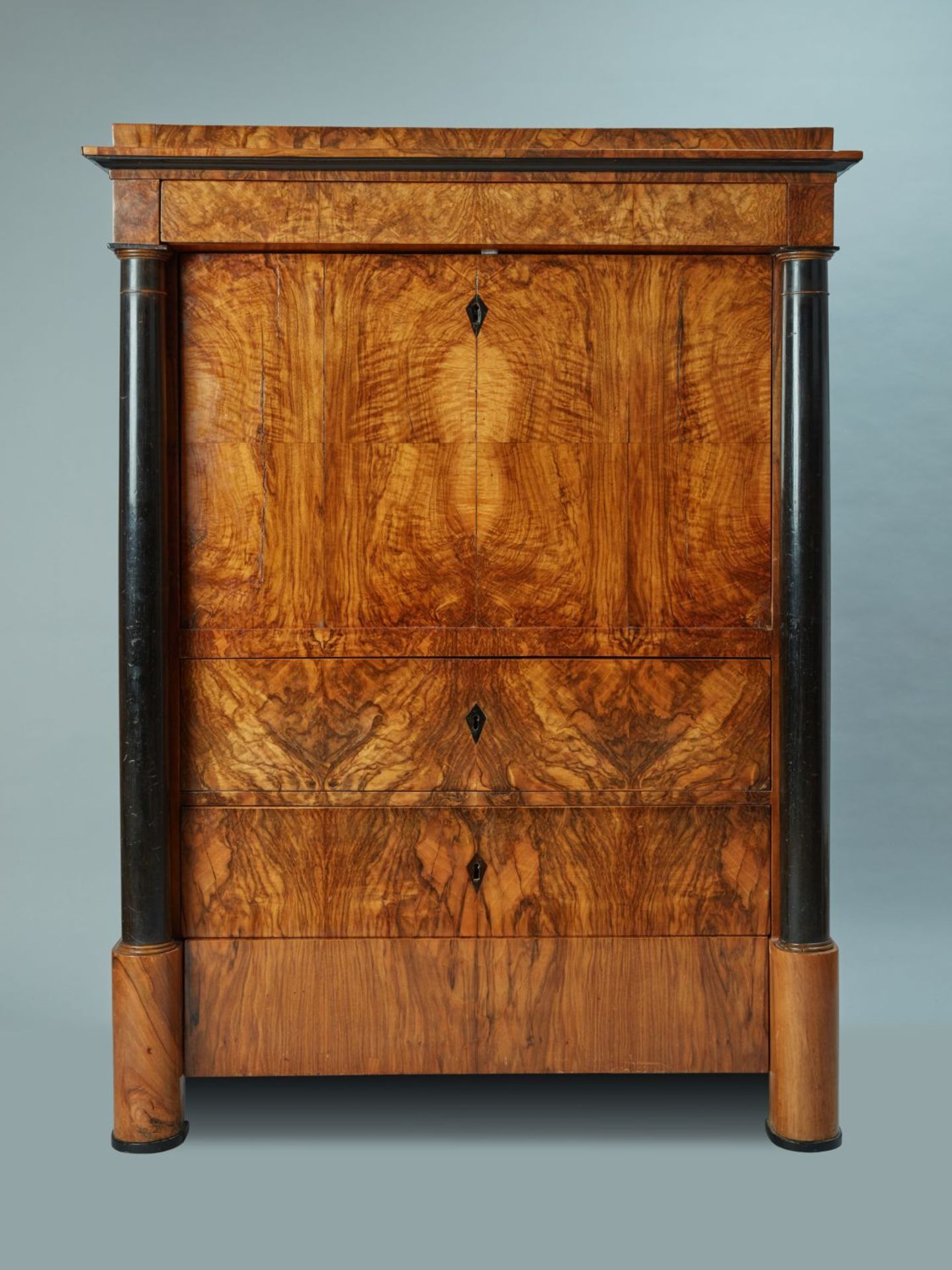 Biedermeier-Schreibschrank Nussbaum.