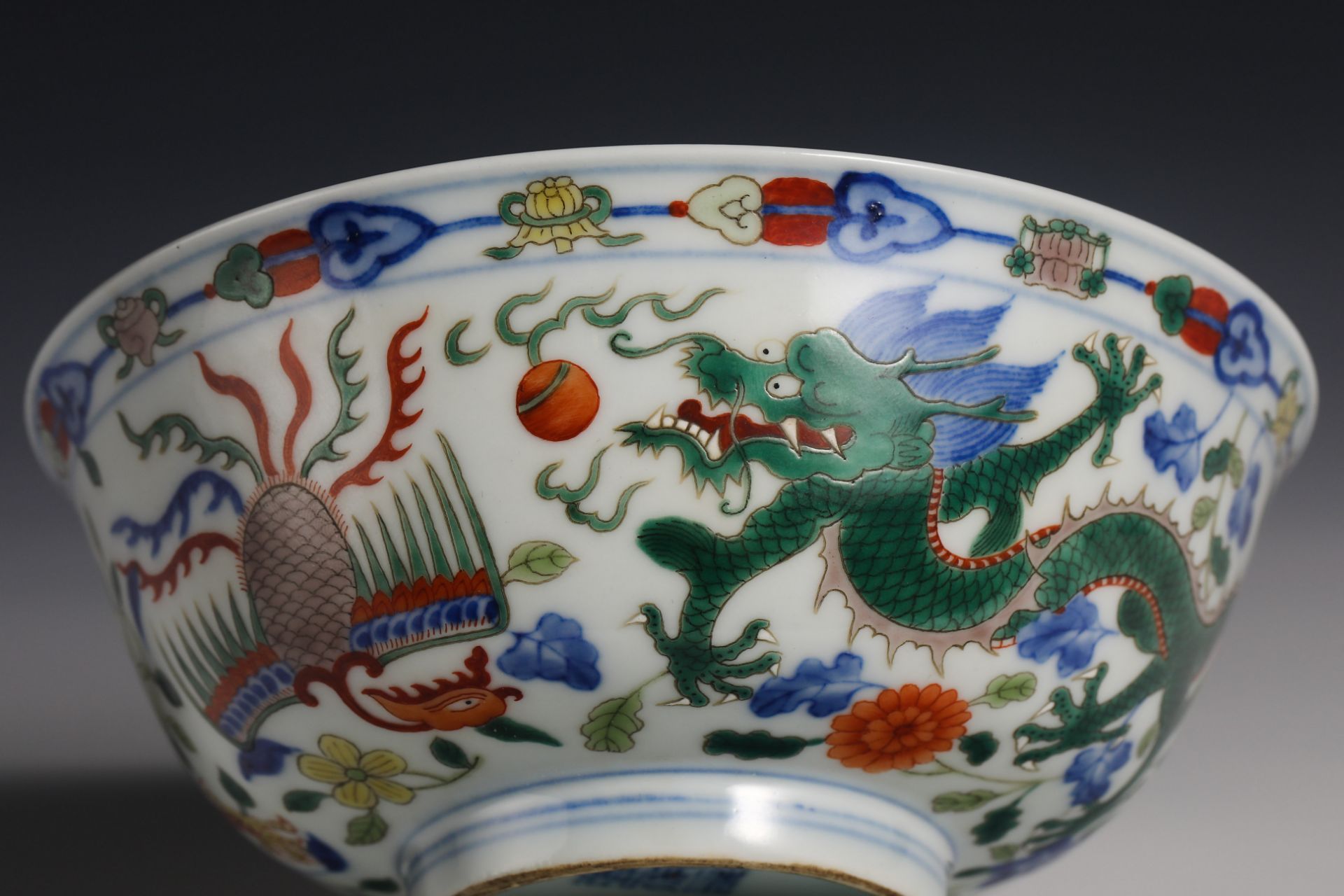 Pair of Multicoloured Dragon and Phoenix Bowls, 18th Century - Image 4 of 10