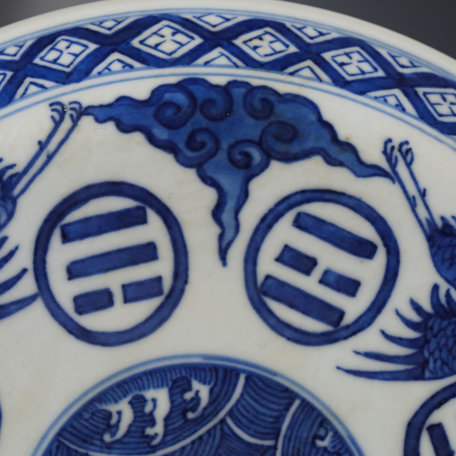 A Pair of Blue and White Gossip Plates with Cloud and Crane Pattern, 18th century - Image 6 of 9