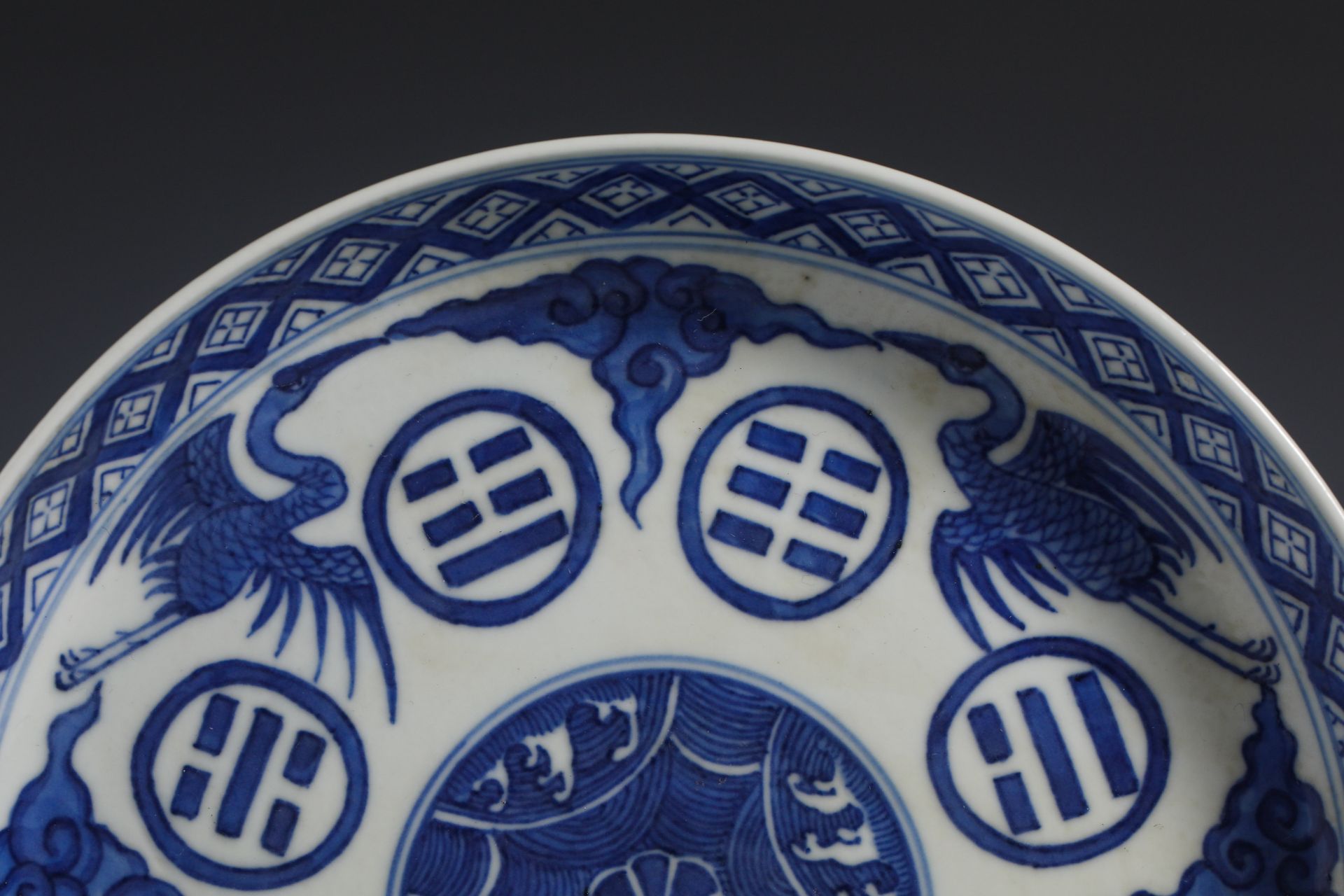 A Pair of Blue and White Gossip Plates with Cloud and Crane Pattern, 18th century - Image 4 of 9