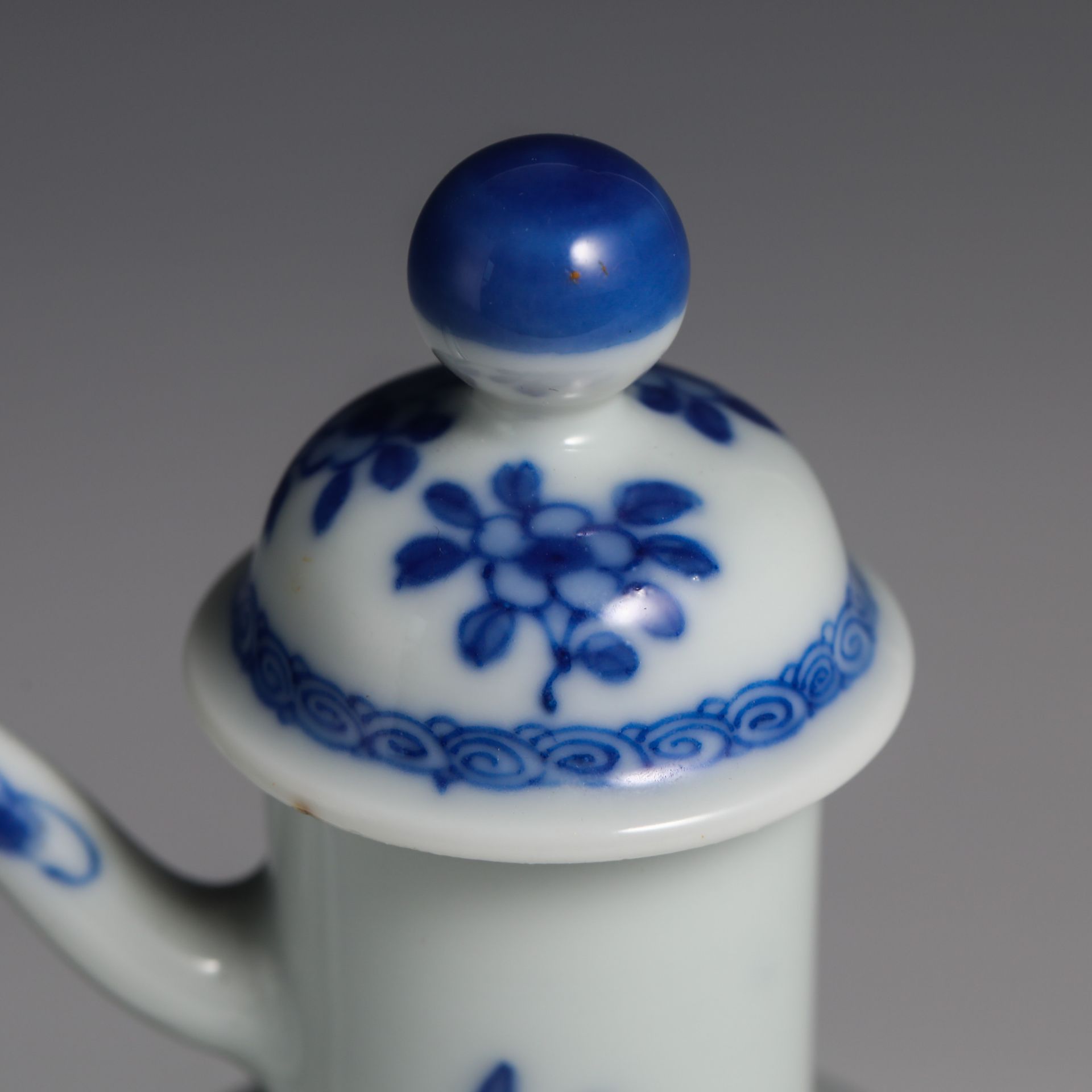 18th Century Blue and White Pot - Image 3 of 10