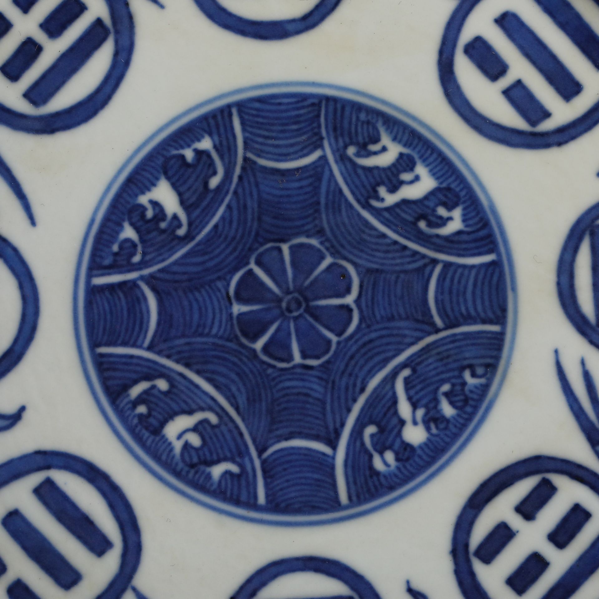 A Pair of Blue and White Gossip Plates with Cloud and Crane Pattern, 18th century - Image 5 of 9
