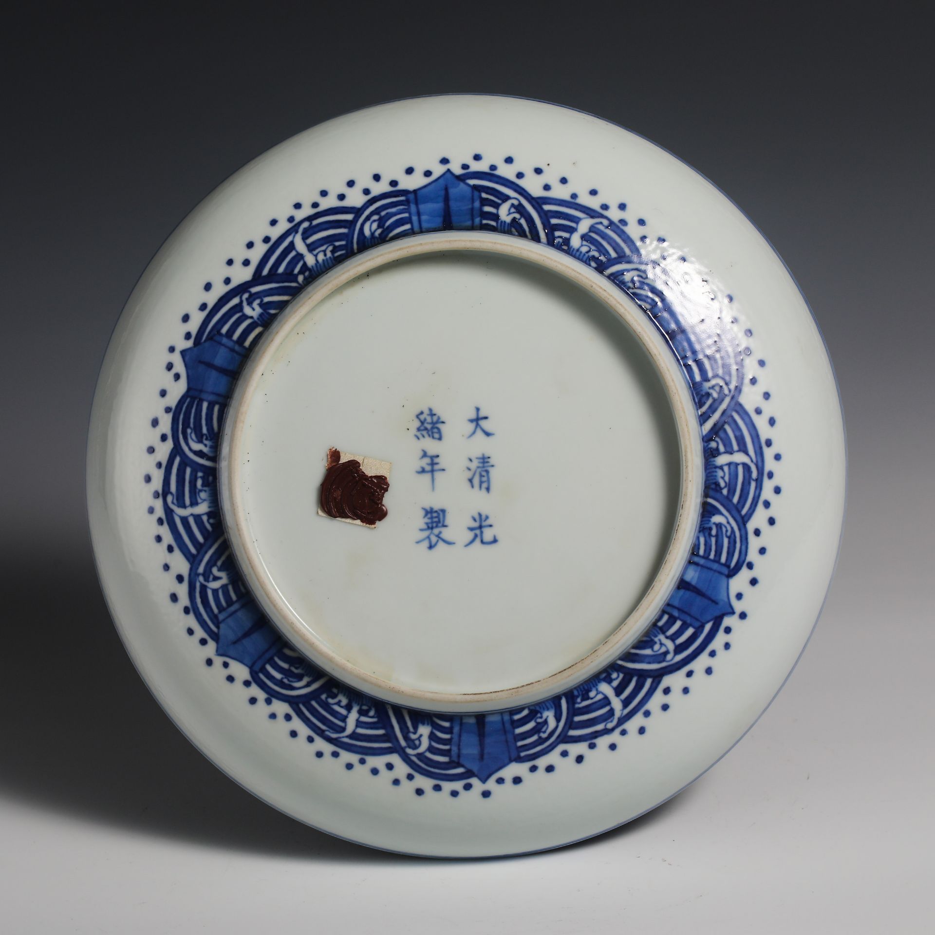 A Pair of Blue and White Gossip Plates with Cloud and Crane Pattern, 18th century - Image 7 of 9