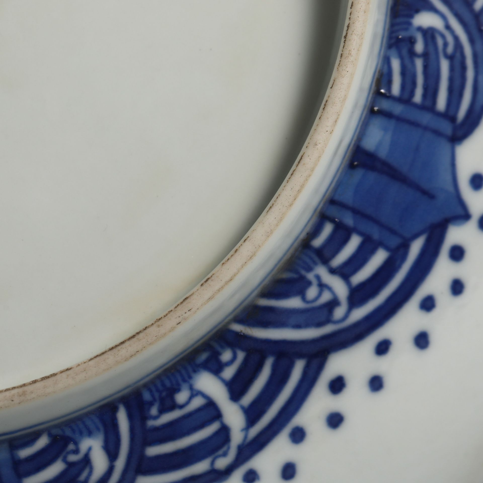 A Pair of Blue and White Gossip Plates with Cloud and Crane Pattern, 18th century - Image 9 of 9