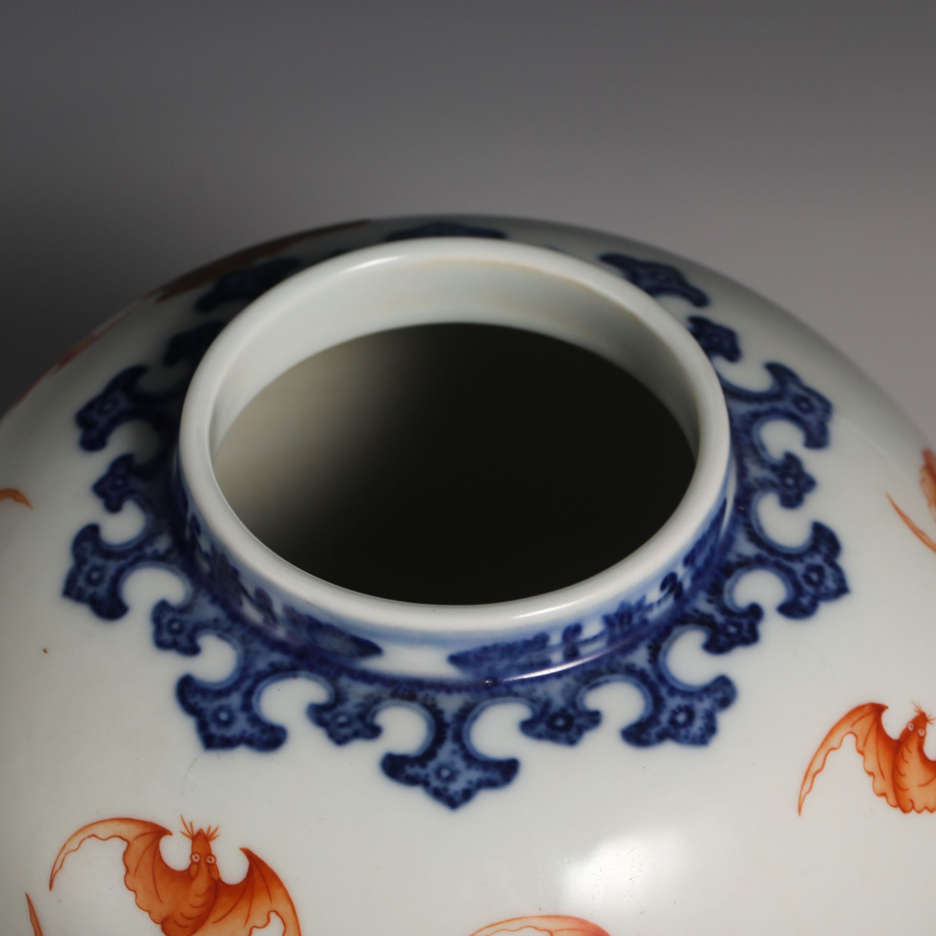 18th Century Blue and White Alum Red Bat Apple Bottle - Image 5 of 7