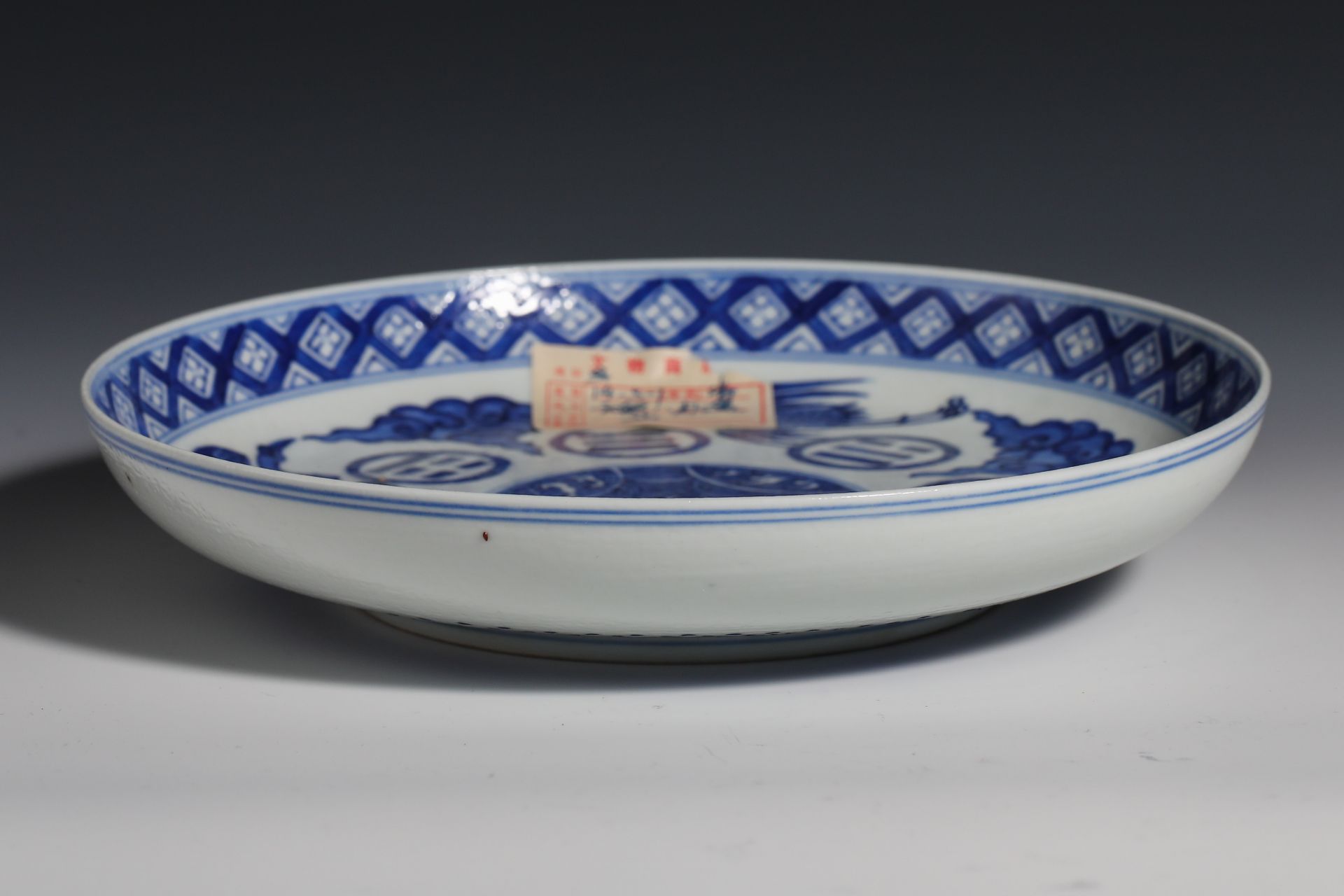 A Pair of Blue and White Gossip Plates with Cloud and Crane Pattern, 18th century - Image 3 of 9