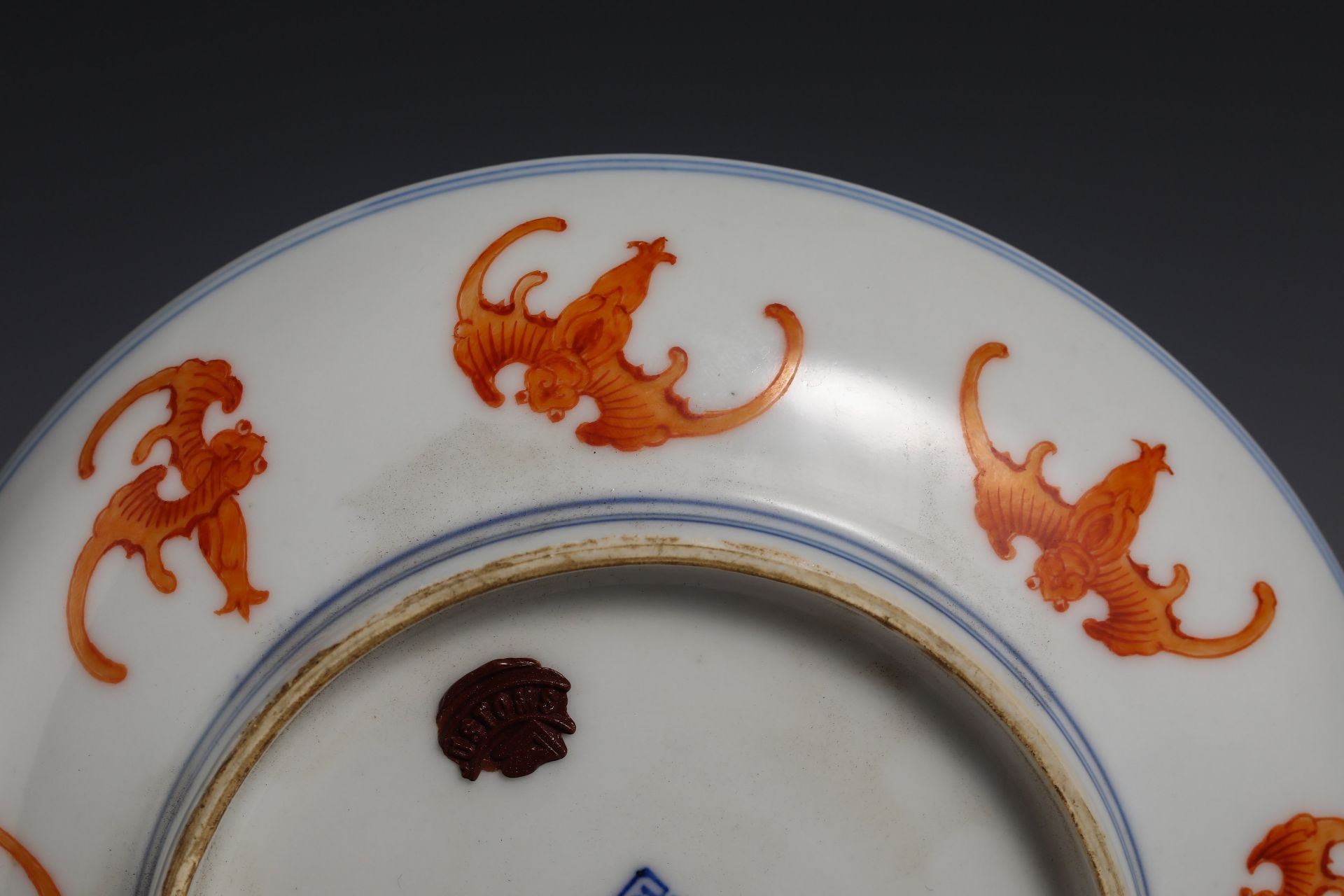 A Pair of Alum Red Bat Pattern Plates, 19th Century - Image 8 of 9