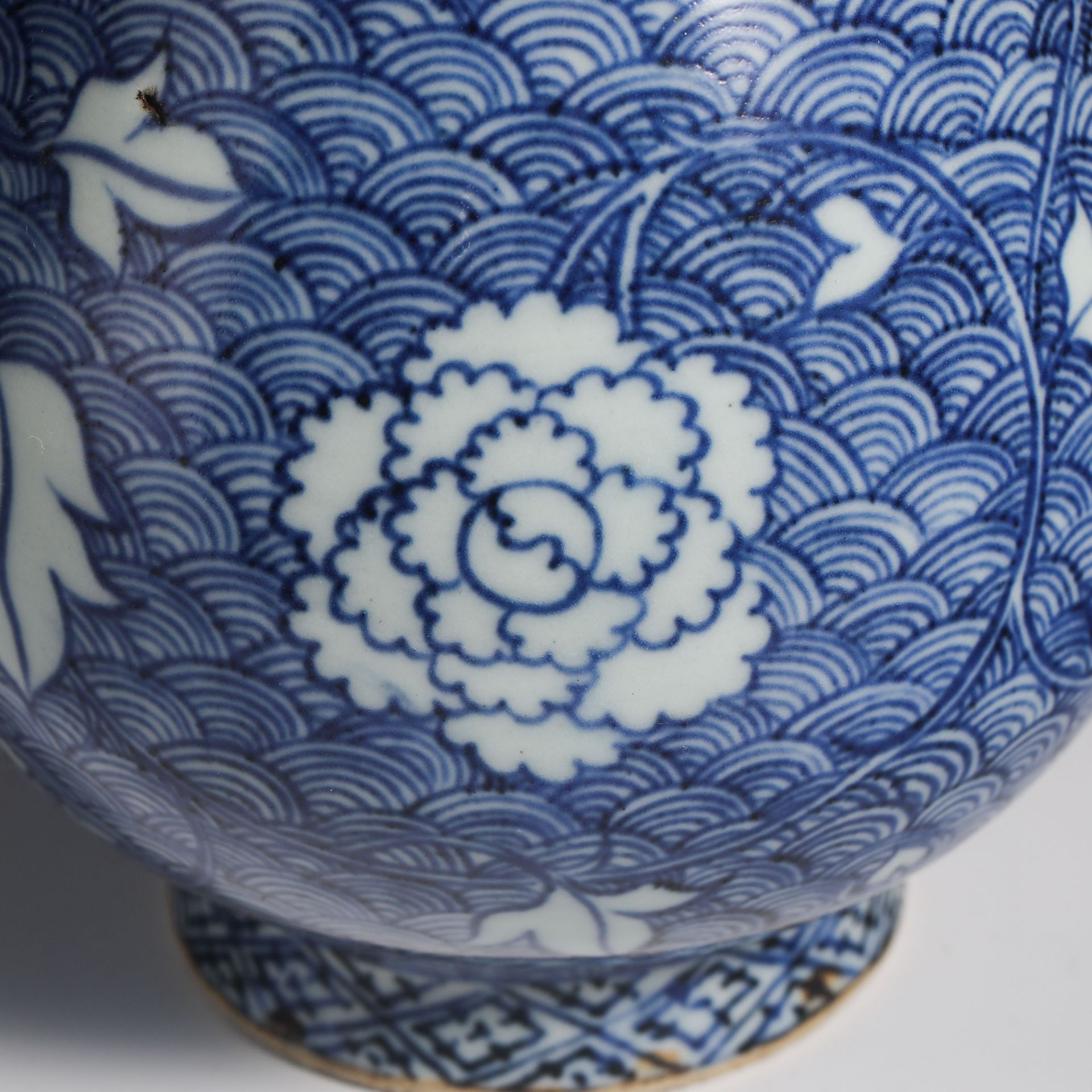 16th Century Blue and White Flower Pattern Jade Pot Spring Vase - Image 4 of 10