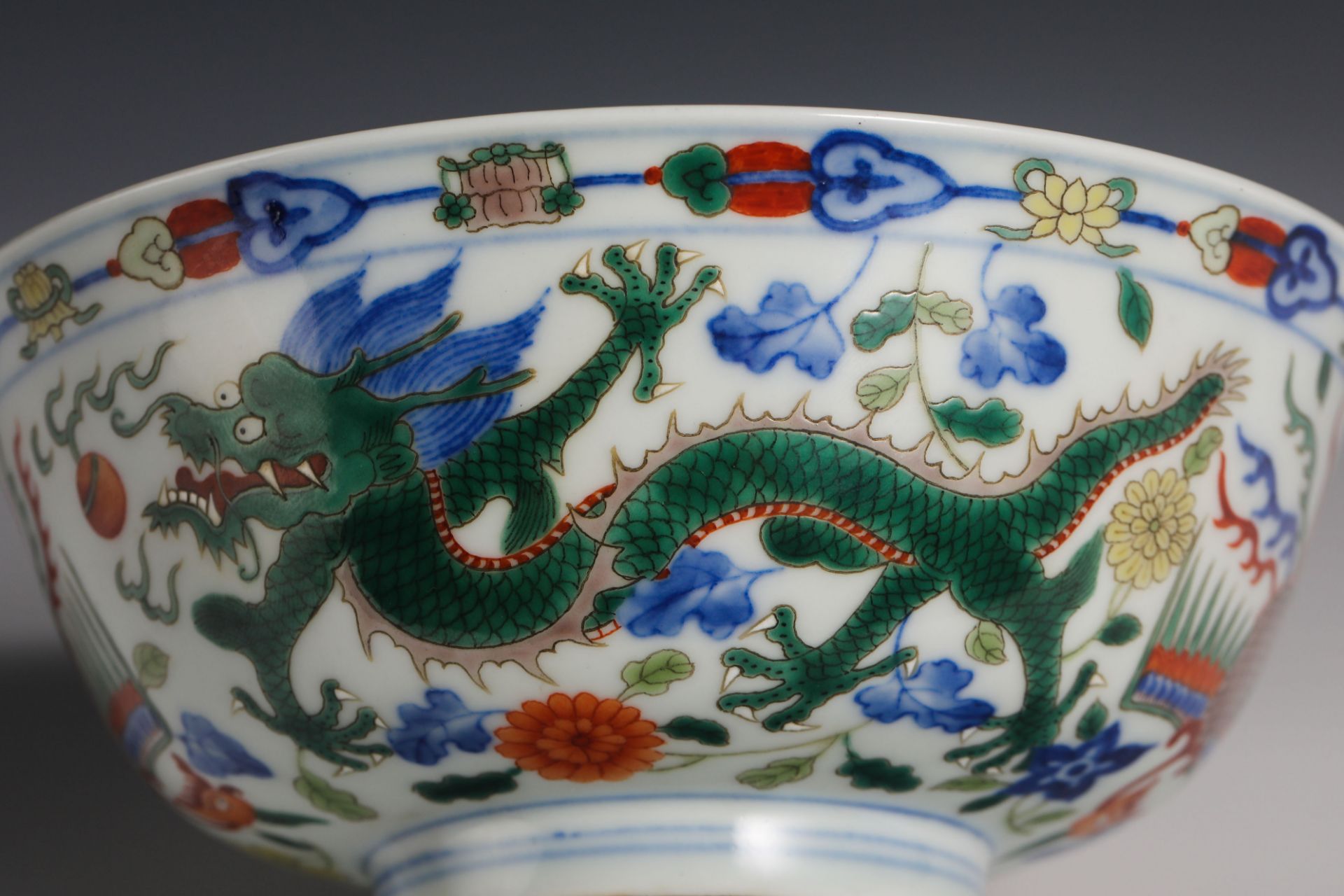 Pair of Multicoloured Dragon and Phoenix Bowls, 18th Century - Image 5 of 10