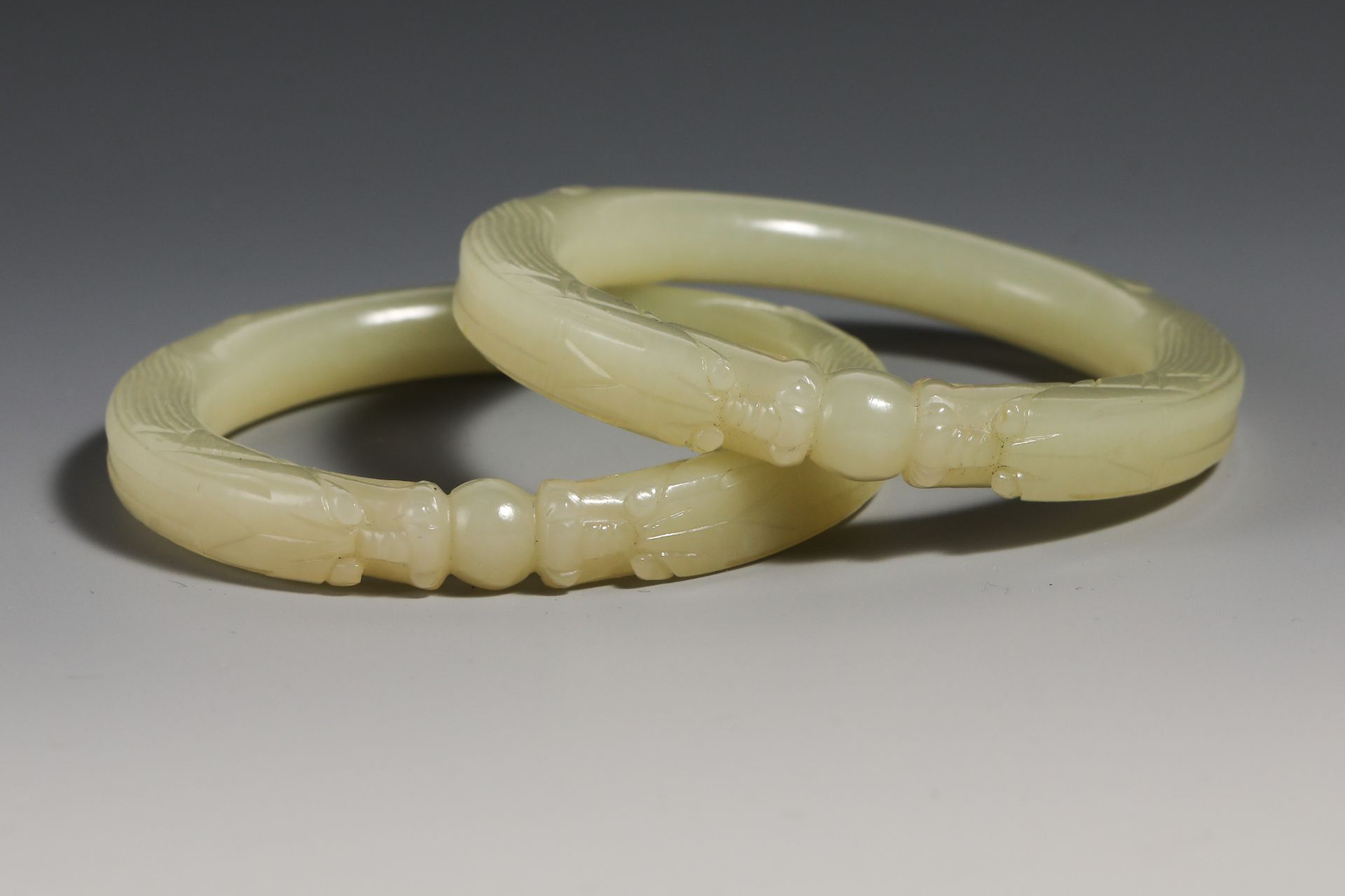 A Pair of 19th Century Double Dragon and Bead Bracelets - Image 2 of 7