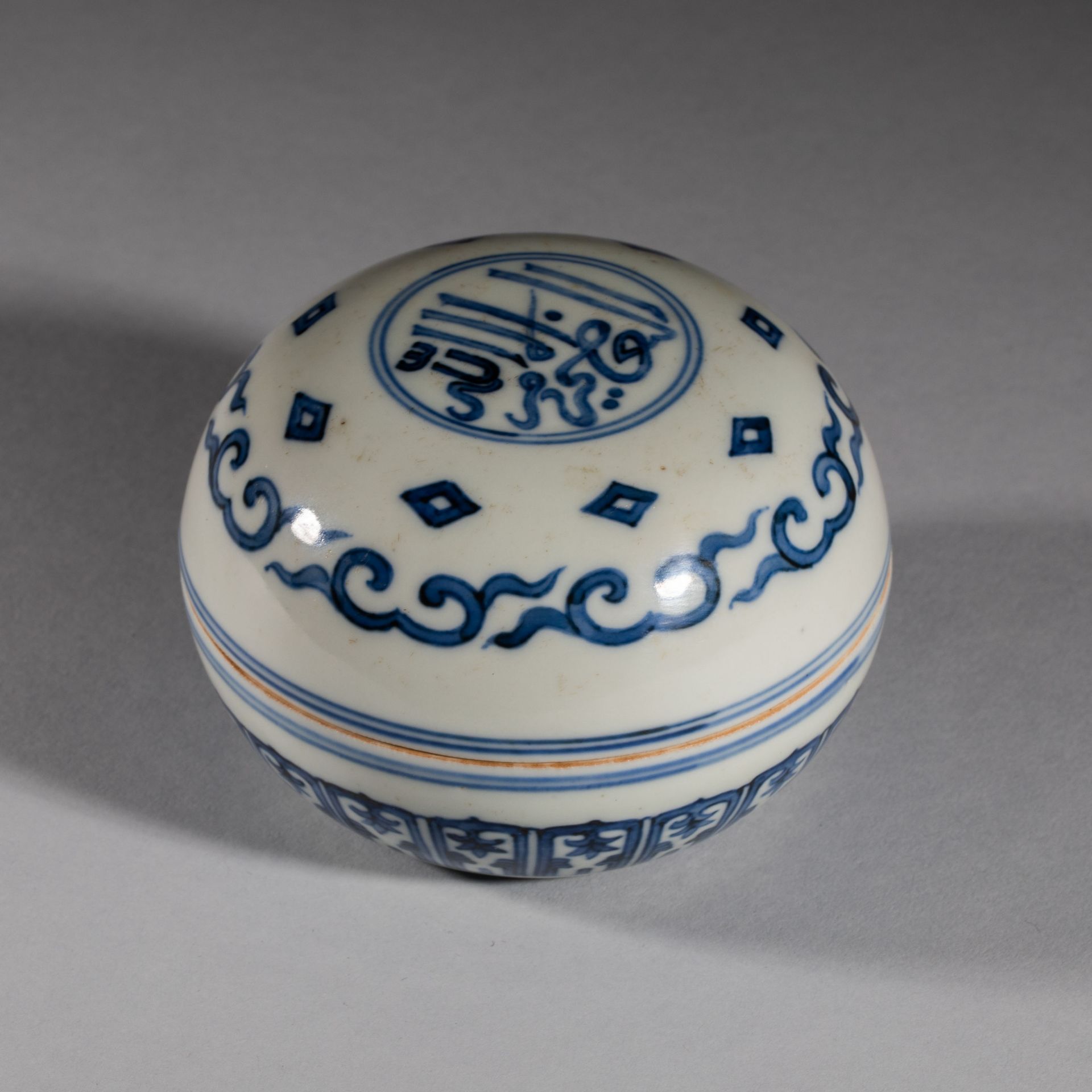 Chinese Qing Dynasty Kangxi period blue and white powder box - Image 6 of 7