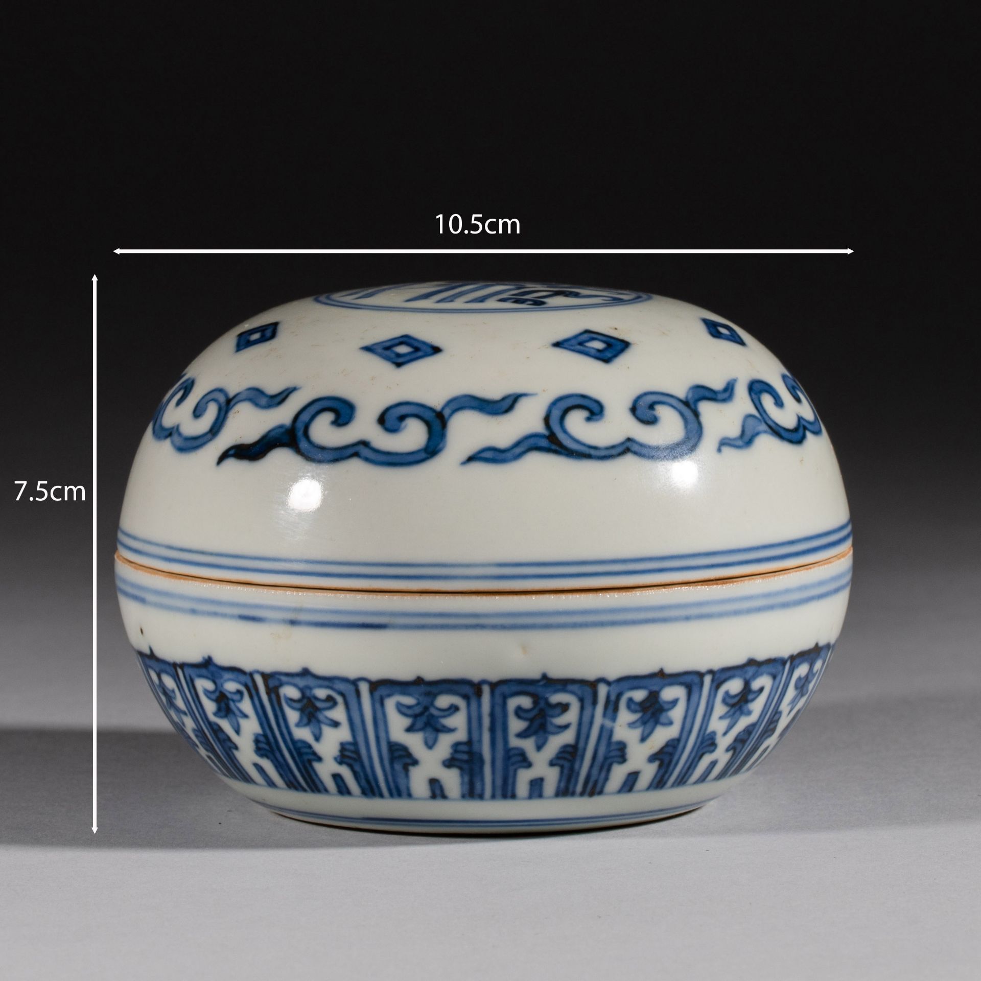 Chinese Qing Dynasty Kangxi period blue and white powder box - Image 2 of 7