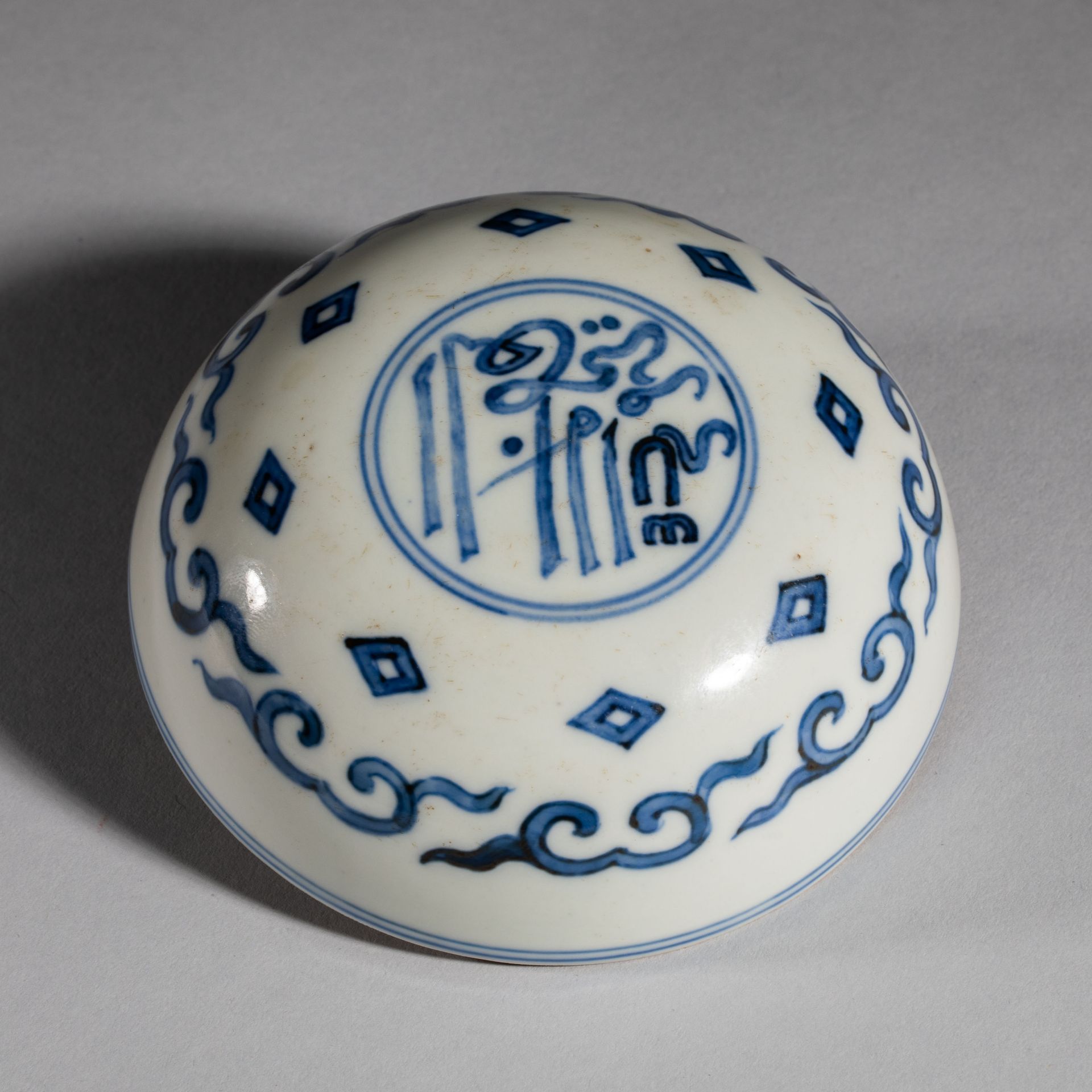 Chinese Qing Dynasty Kangxi period blue and white powder box - Image 5 of 7